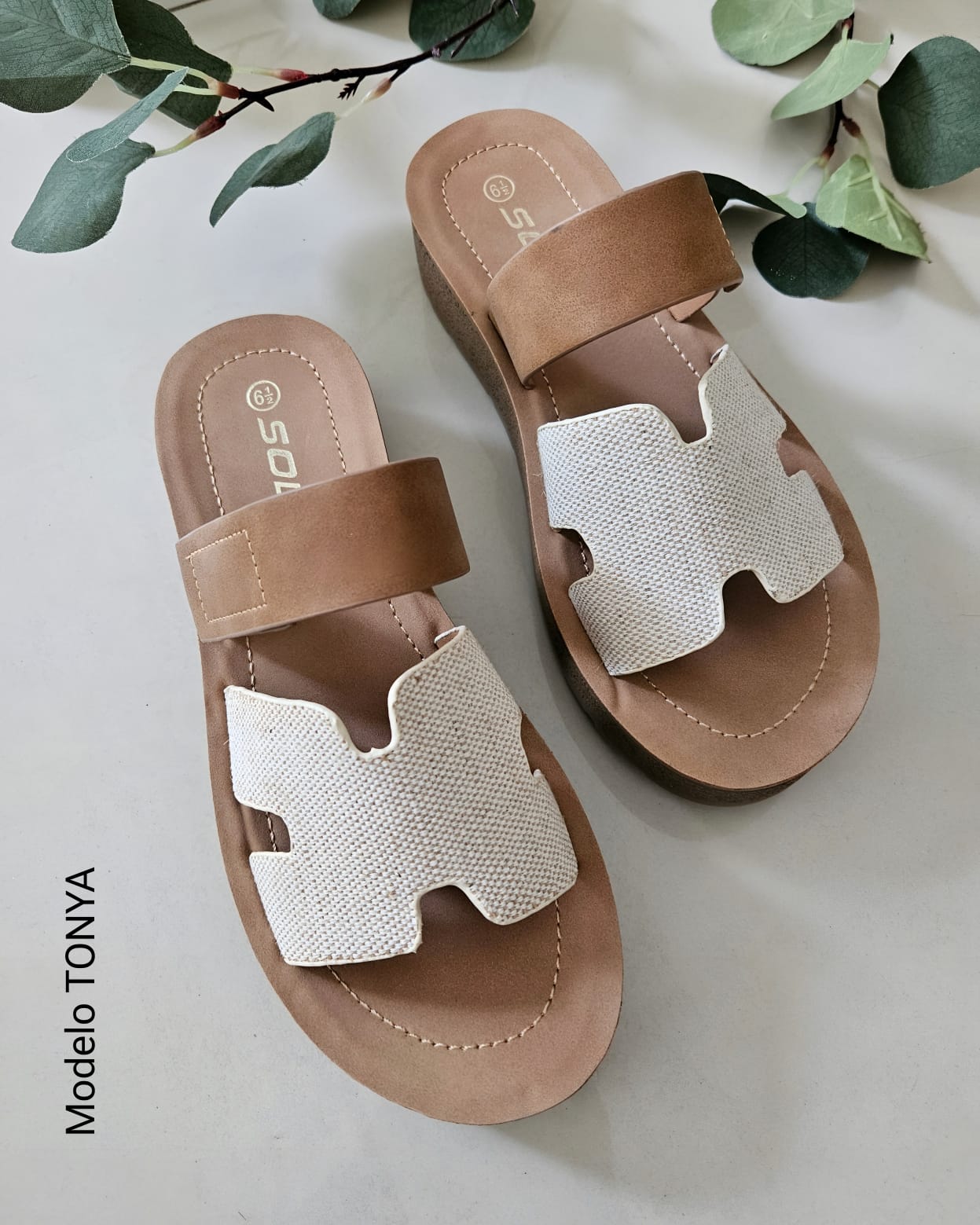 Sandalia con detalle H TONYA
