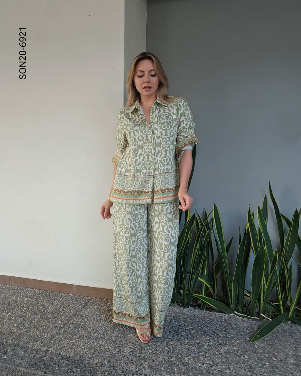 Conjunto de blusa y pantalon T 6921