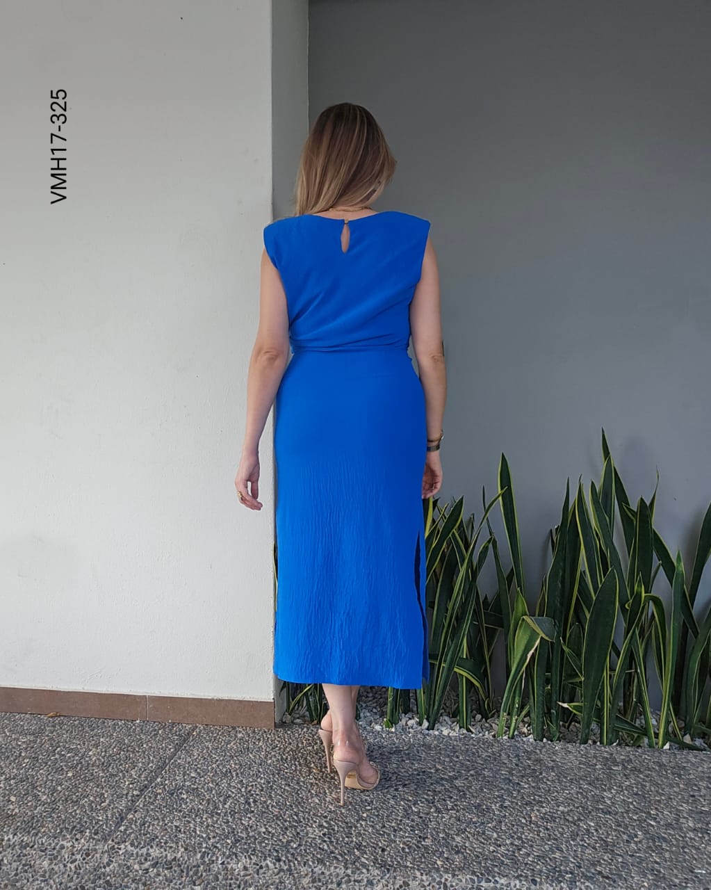 Vestido con hombreras y aperturas Q 325