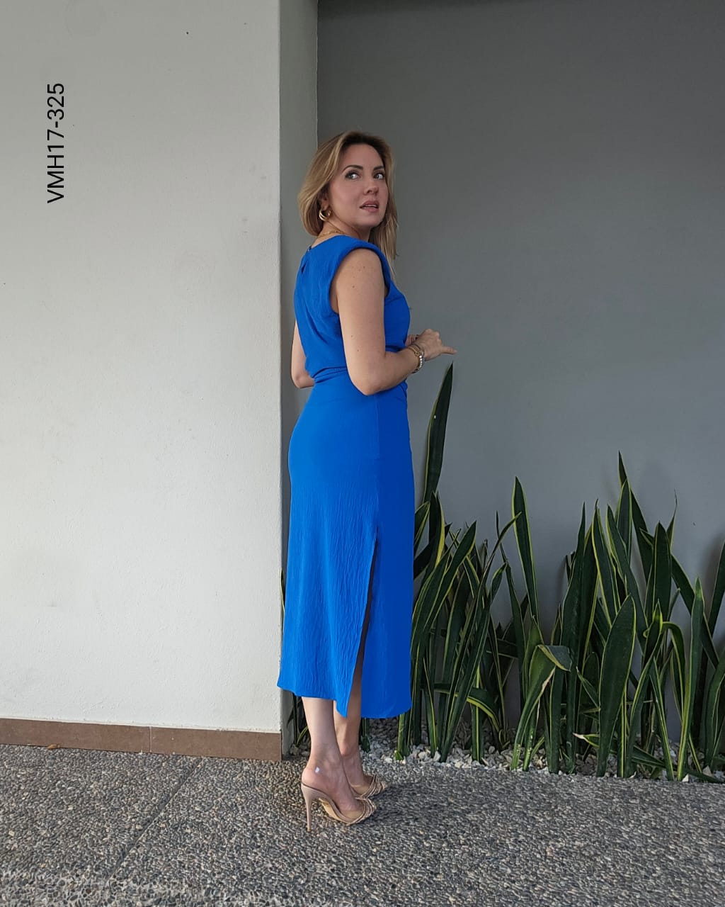 Vestido con hombreras y aperturas Q 325