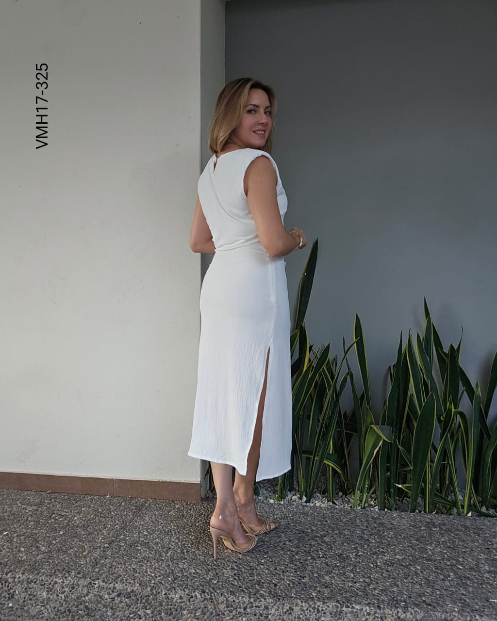 Vestido con hombreras y aperturas Q 325