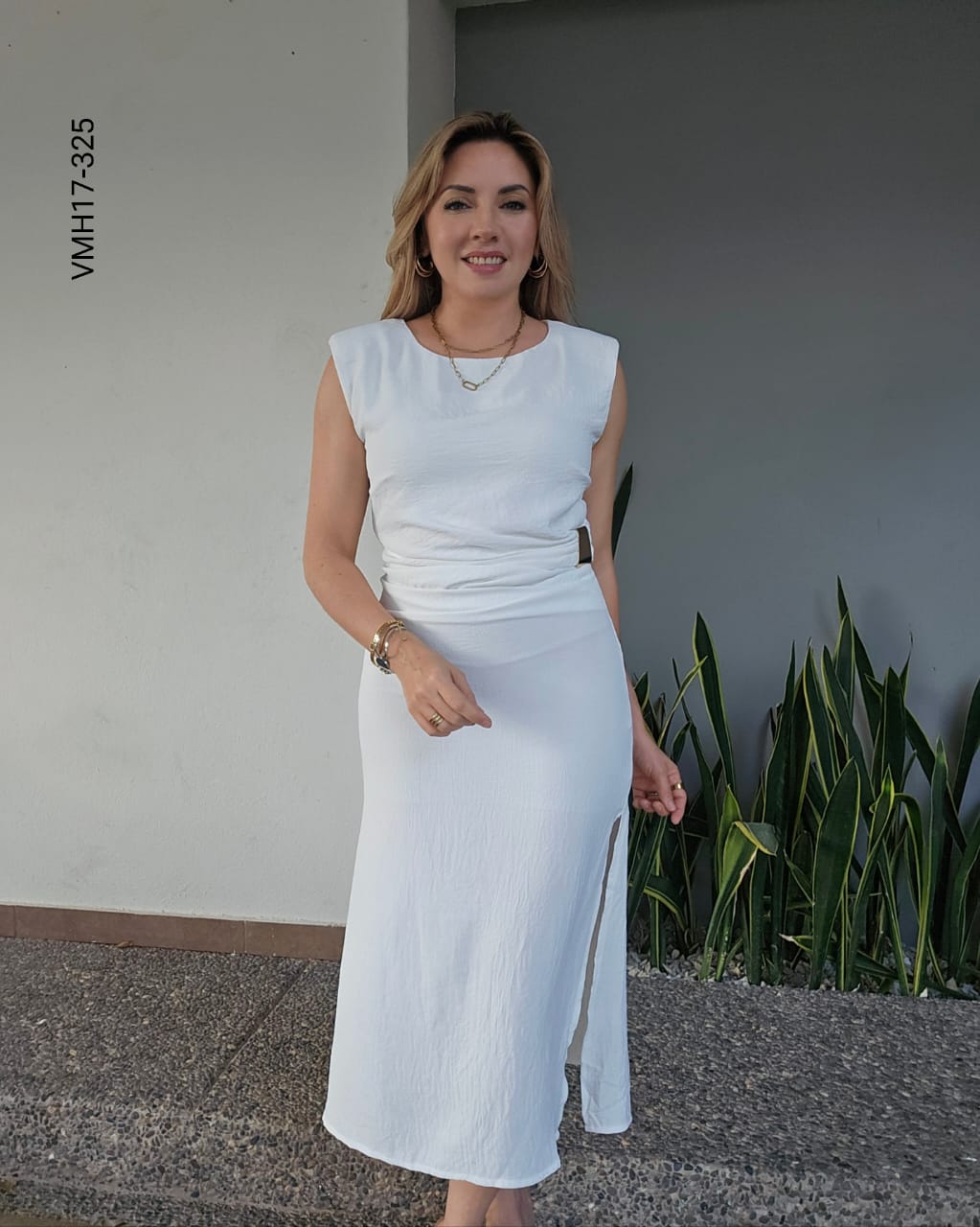 Vestido con hombreras y aperturas Q 325