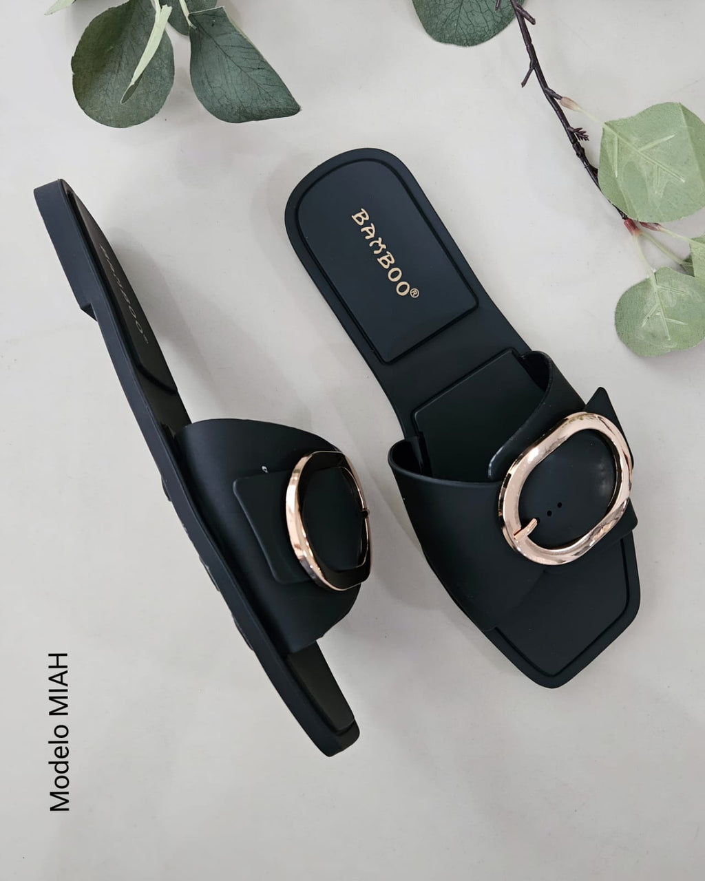 Sandalias con hebilla color dorado MIAH