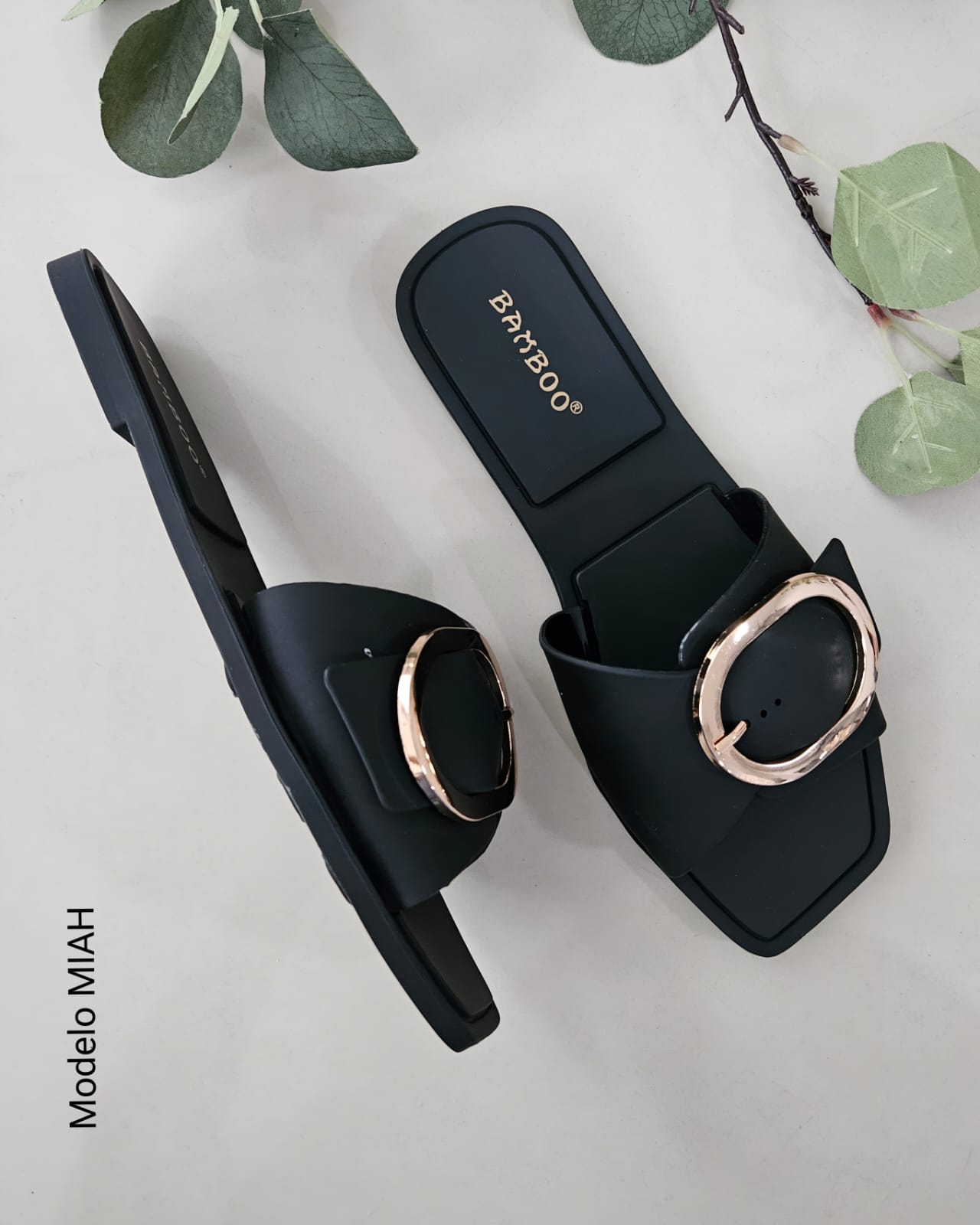 Sandalias con hebilla color dorado MIAH