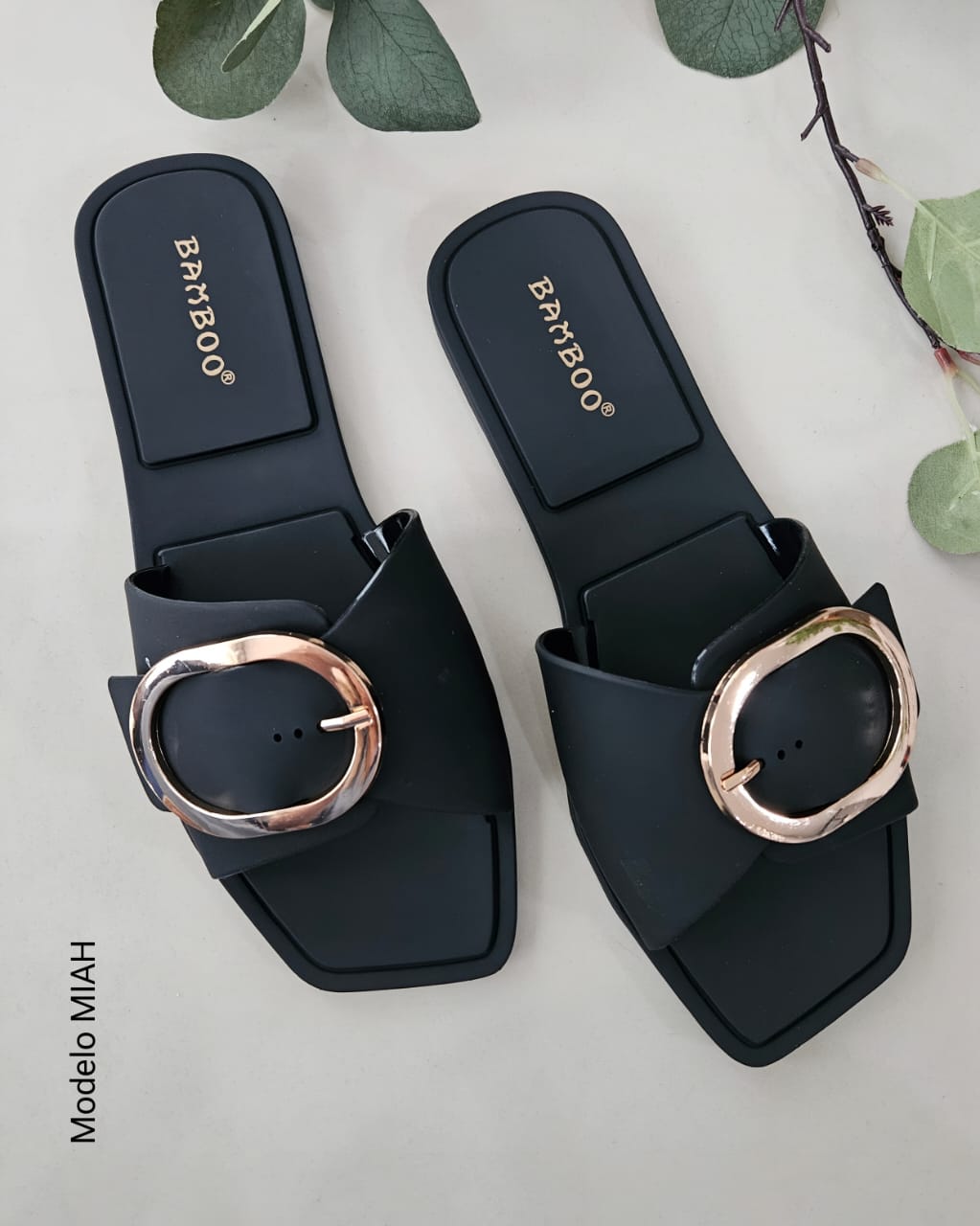 Sandalias con hebilla color dorado MIAH