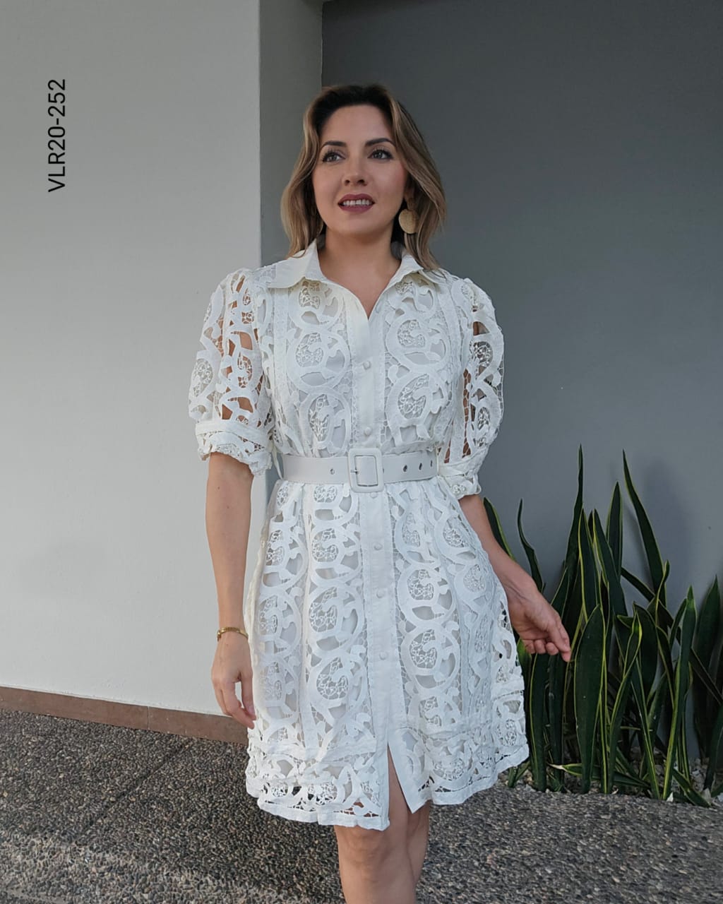 Vestido blanco de encaje mangas abullonadas T 252