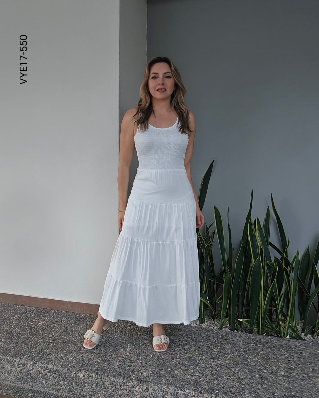 Vestido largo blanco con tirantes y falda escalonada Q 550