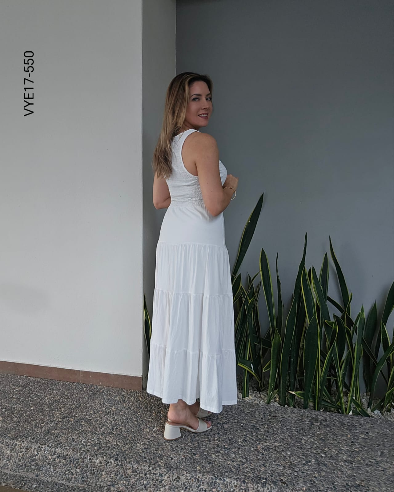 Vestido largo blanco con tirantes y falda escalonada Q 550