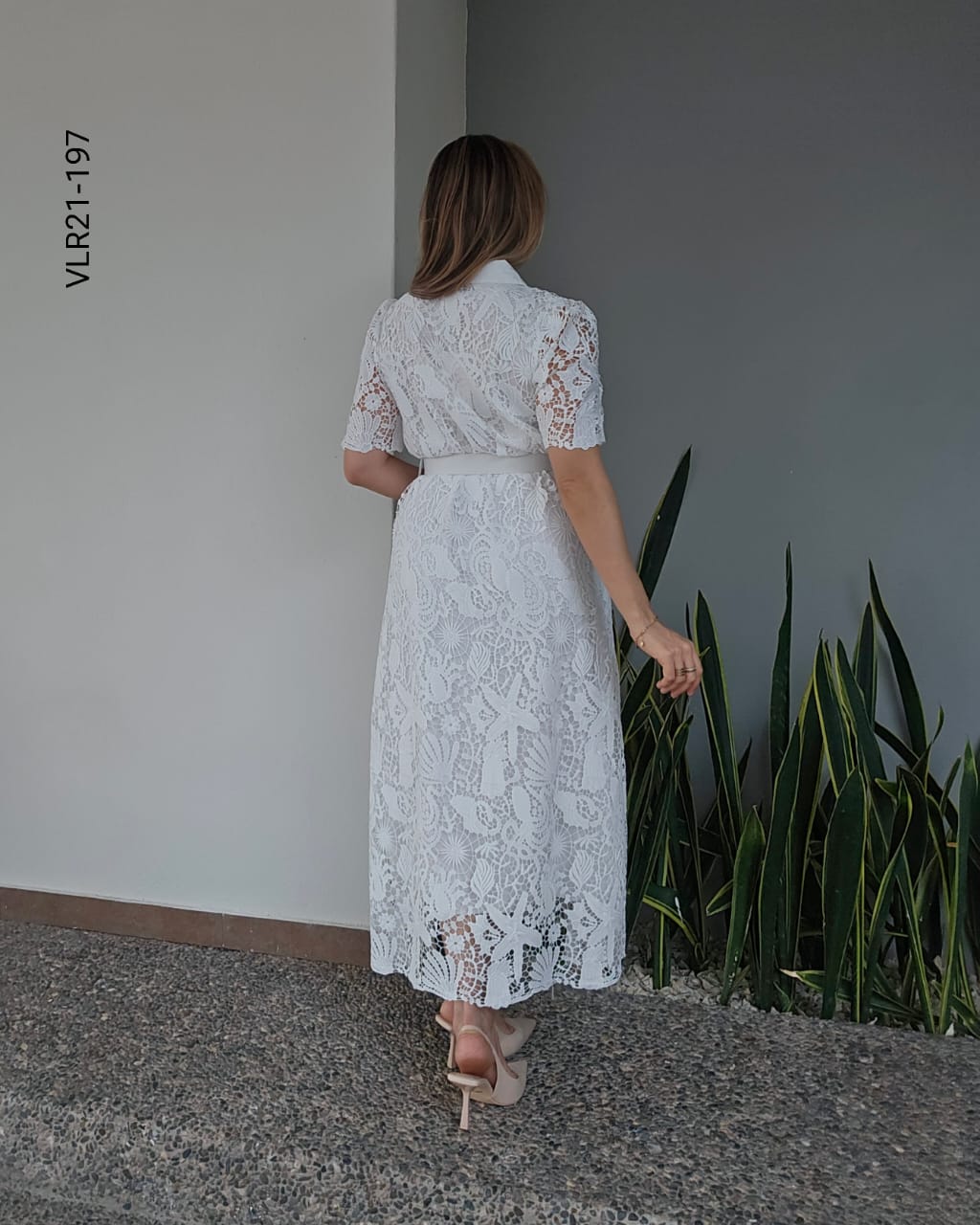 Vestido blanco de encaje con cinto U 197