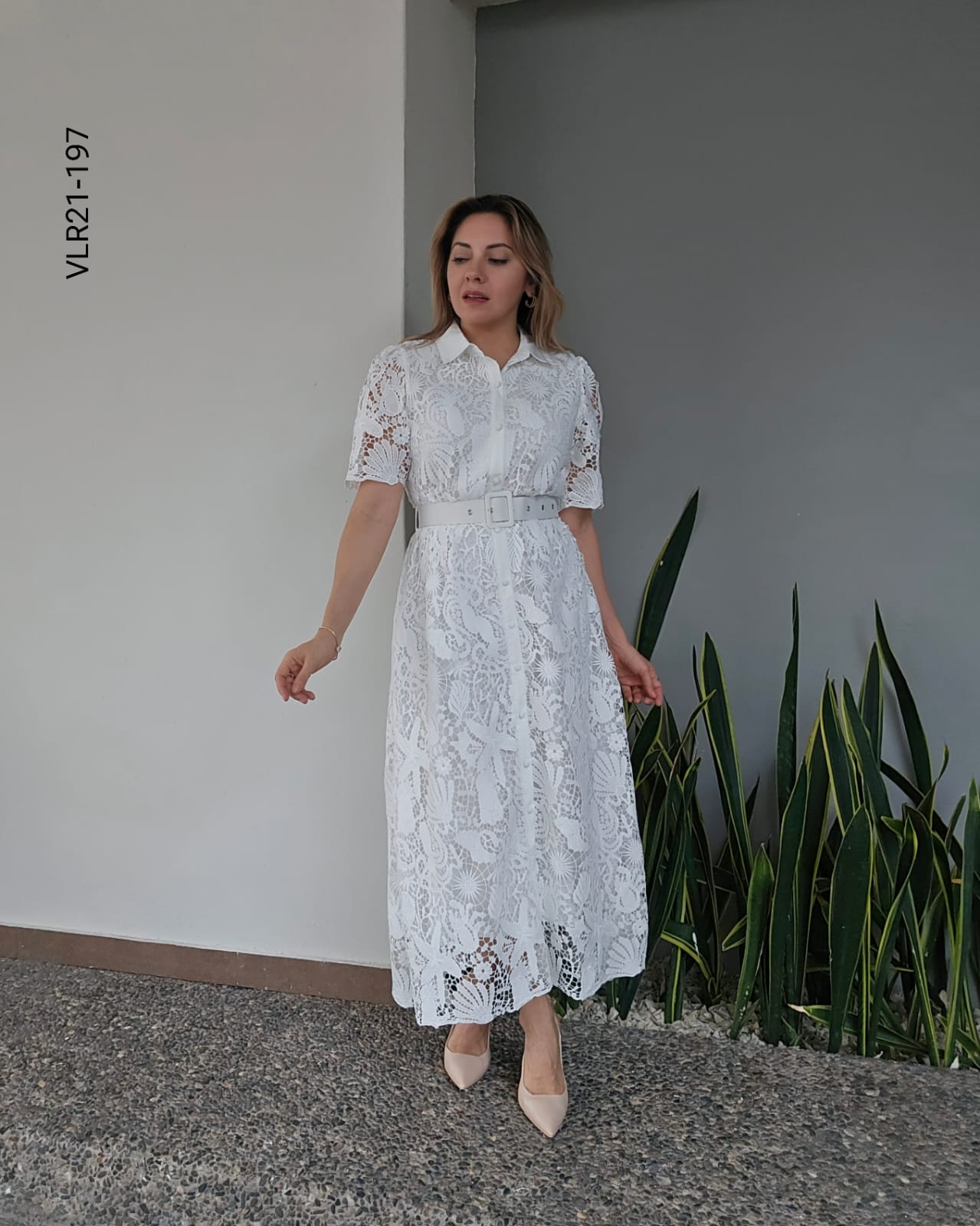 Vestido blanco de encaje con cinto U 197