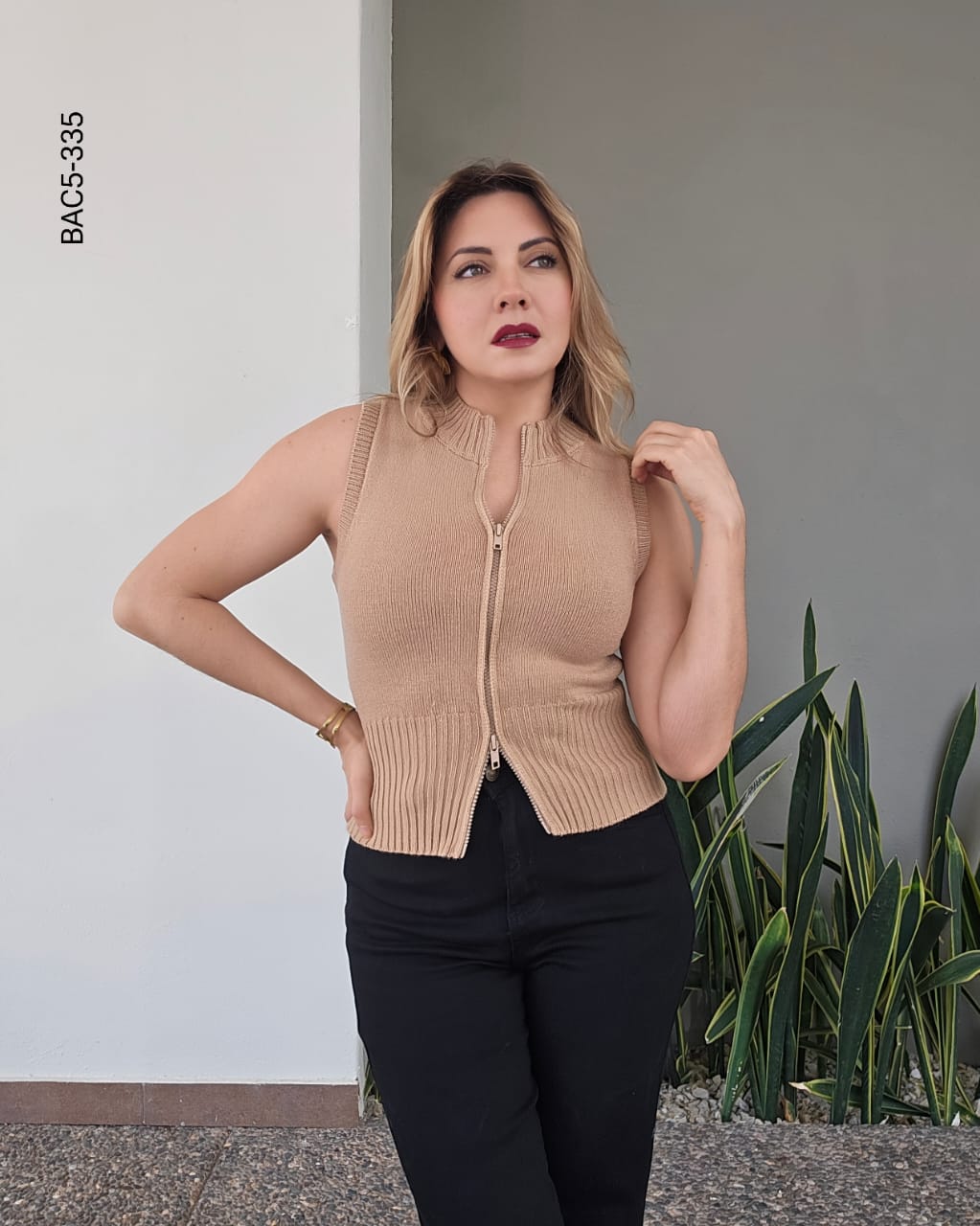 Blusa top cuello alto cierre frontal E 335