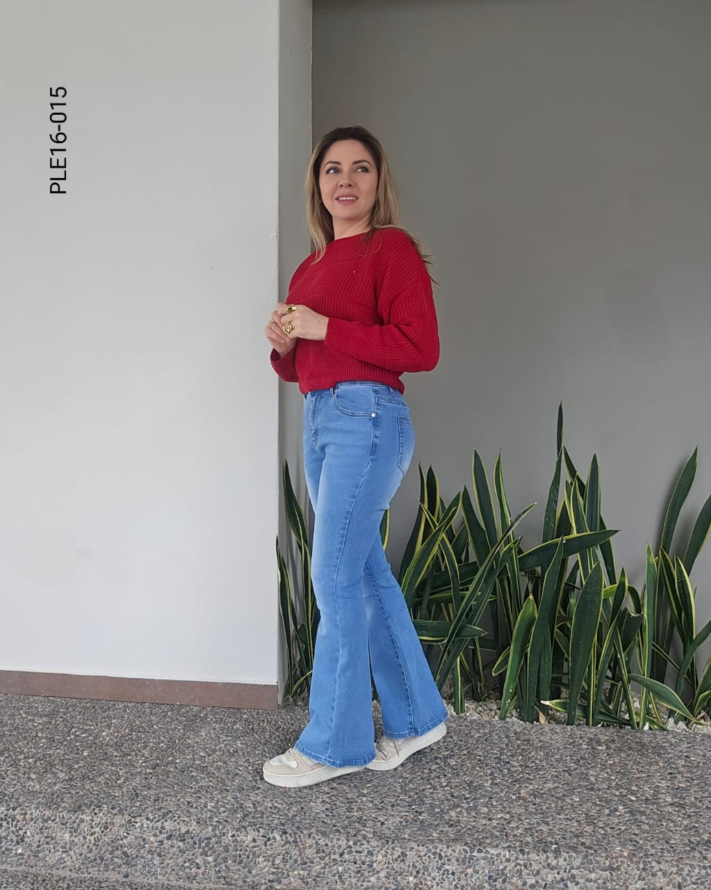 Pantalón mezclilla acampanado tiro alto L 015