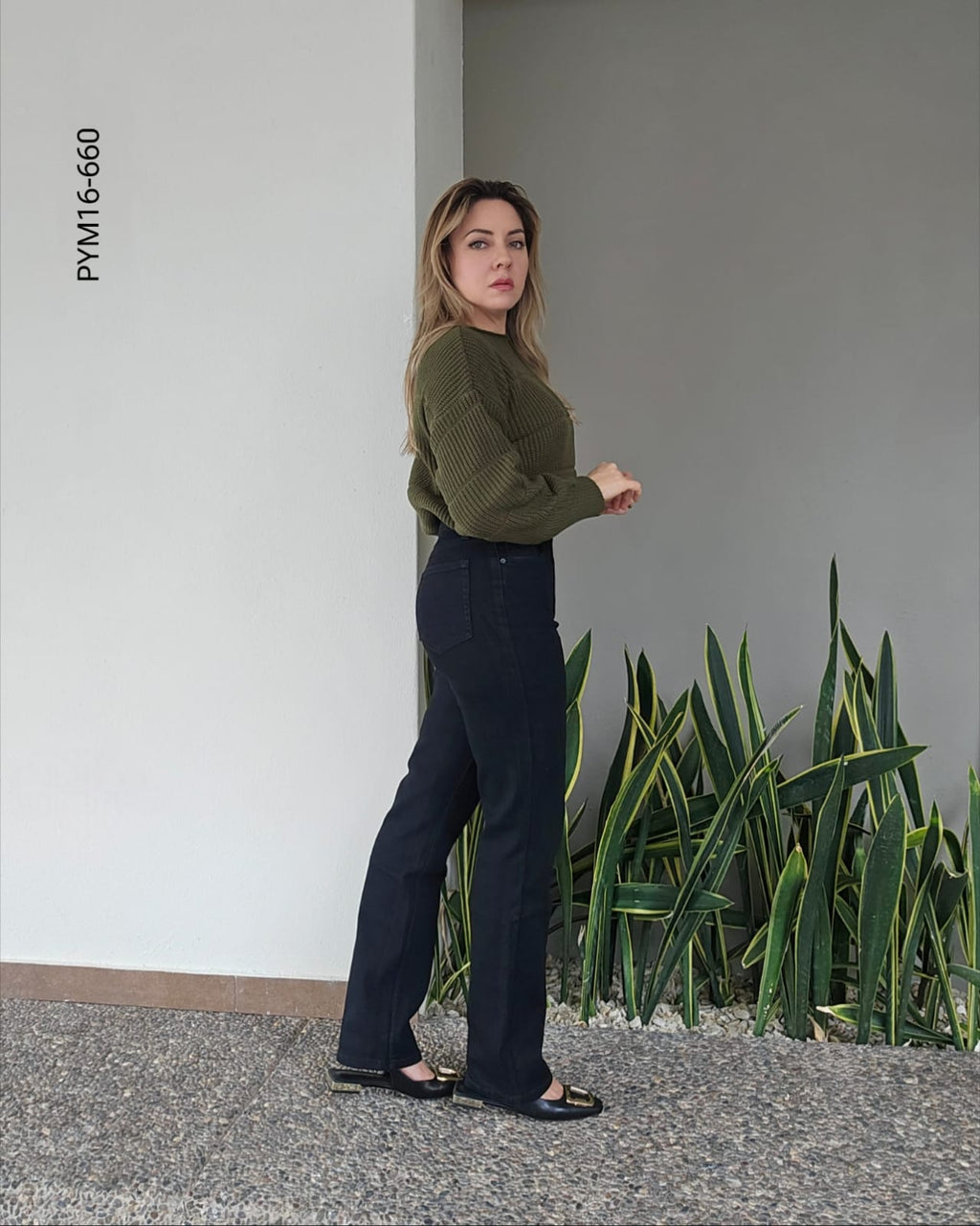 Pantalón de mezclilla corte recto tiro alto P 660