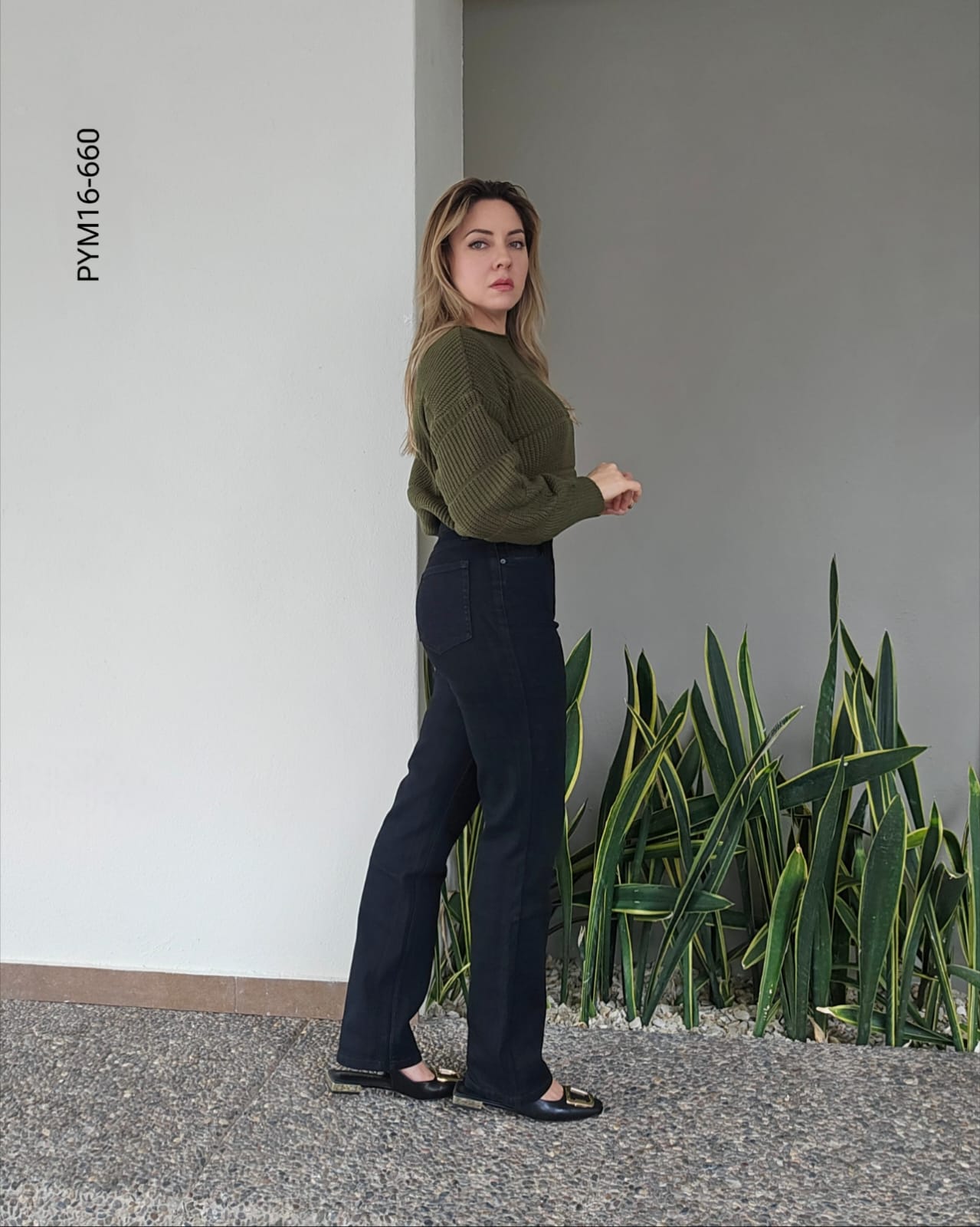 Pantalón de mezclilla corte recto tiro alto P 660