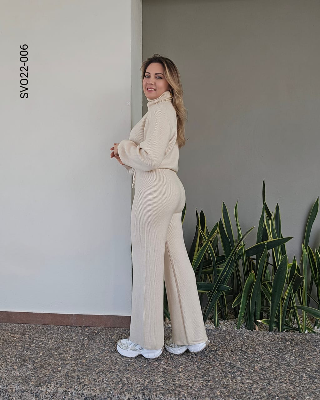 Set suéter cuello alto y pantalón V 006