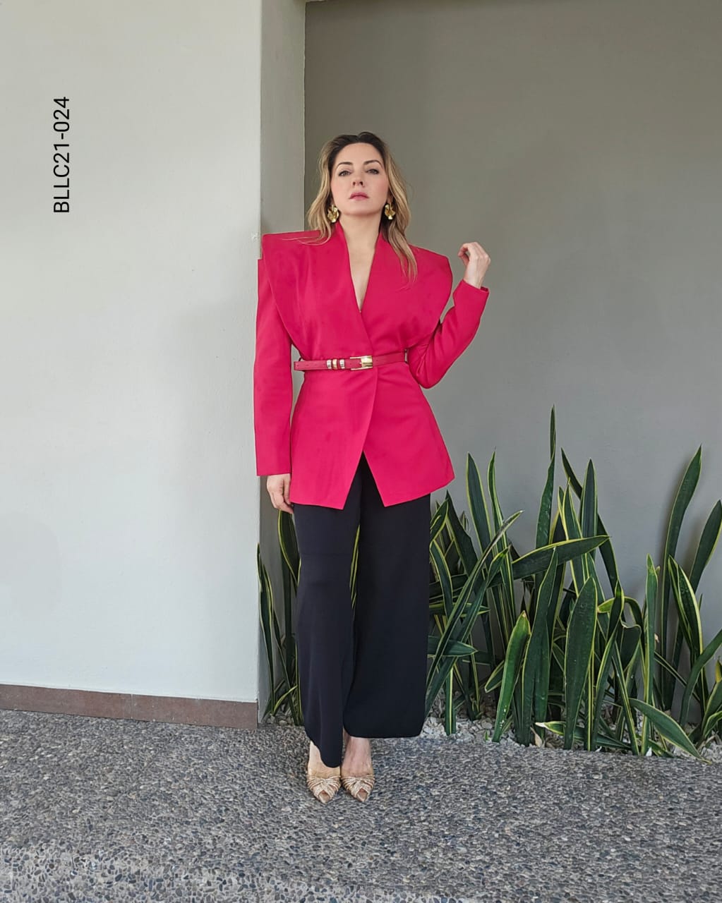 Blazer cruzado rojo con cinto dorado U 024