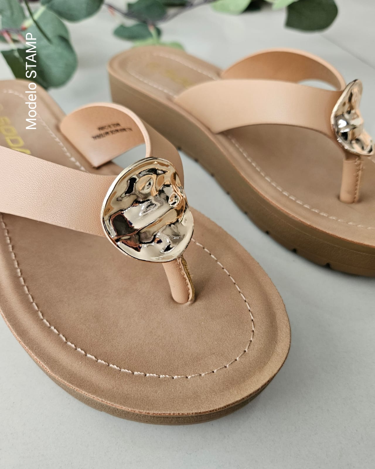 Sandalia de piso hebilla dorada STAMP