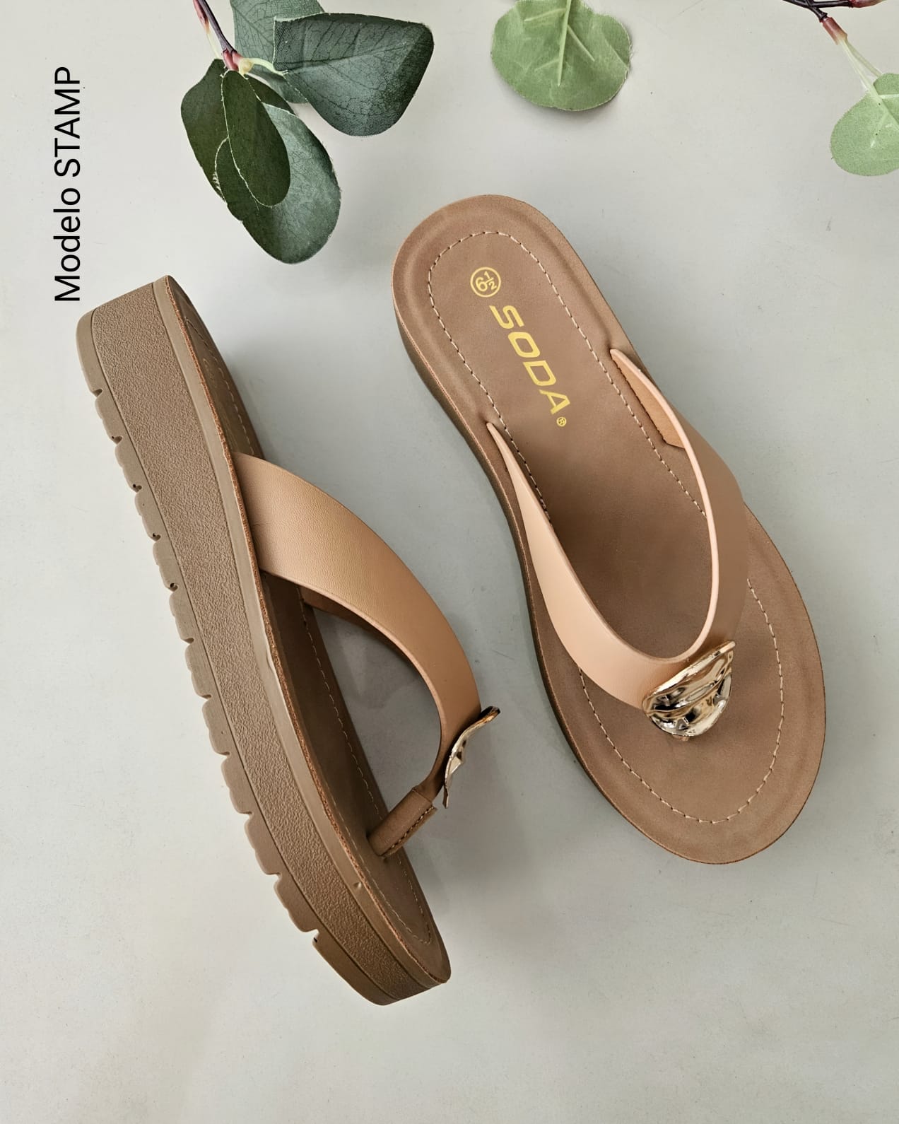 Sandalia de piso hebilla dorada STAMP