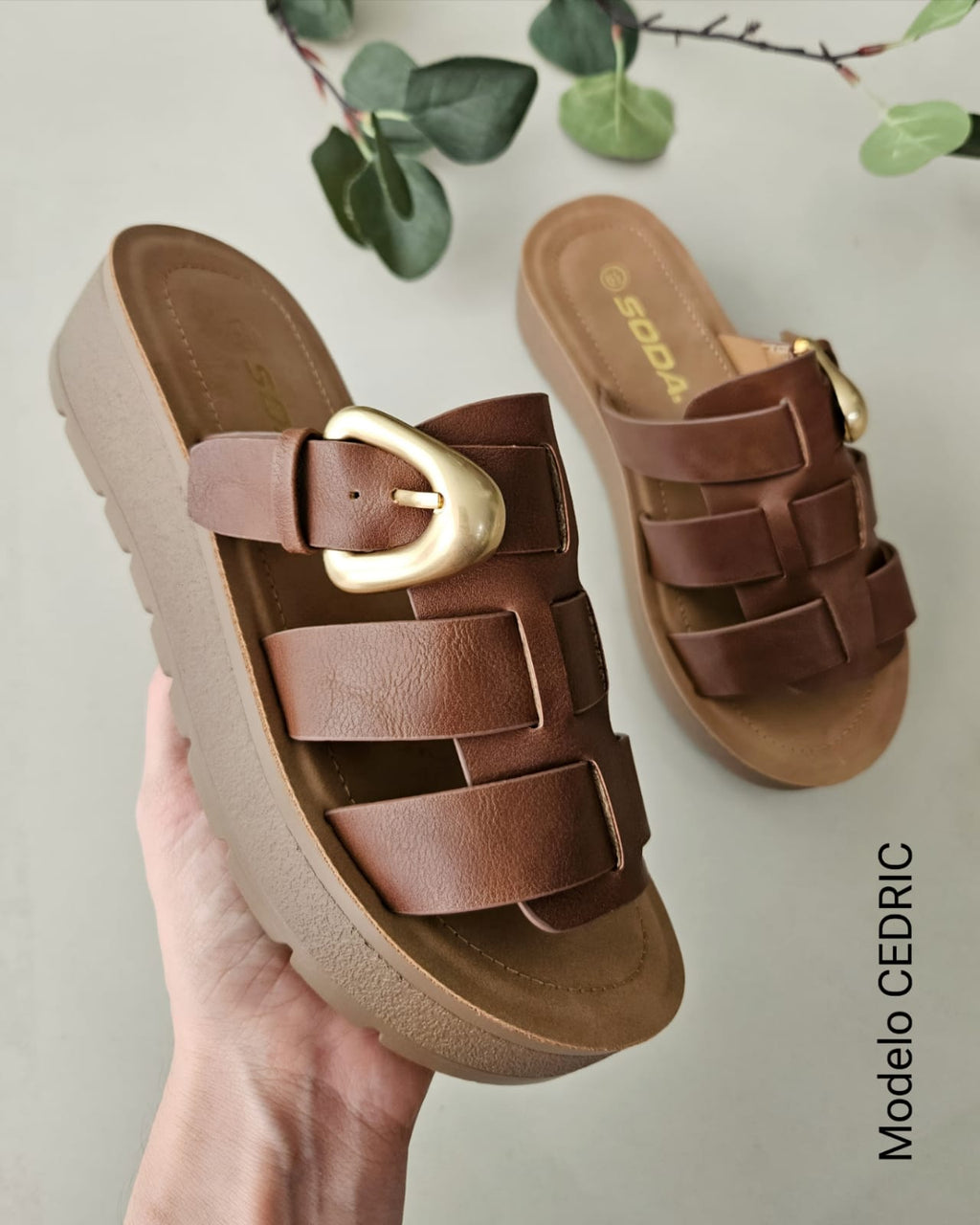Sandalia diseño tiras hebilla dorada CEDRIC