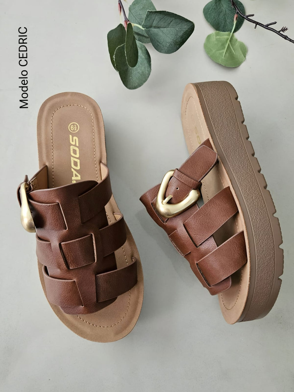 Sandalia diseño tiras hebilla dorada CEDRIC