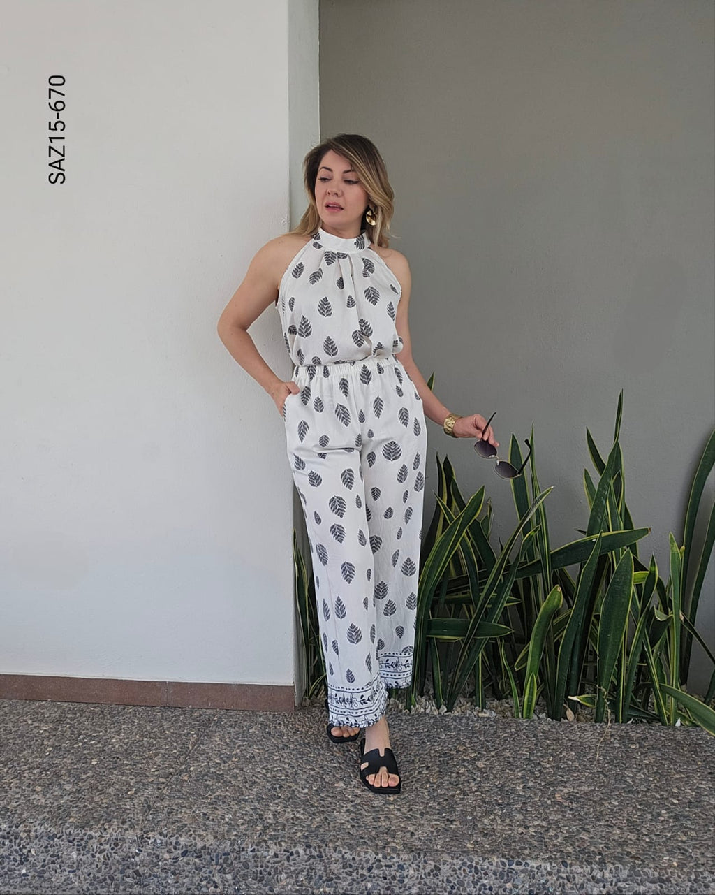 Set blusa cuello halter y pantalon recto O 670