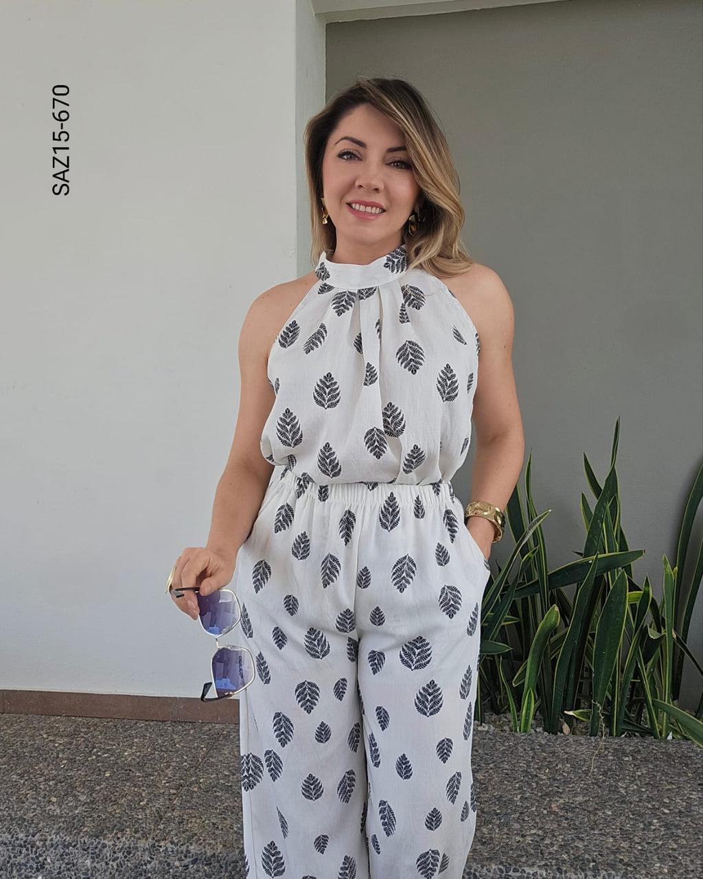 Set blusa cuello halter y pantalon recto O 670