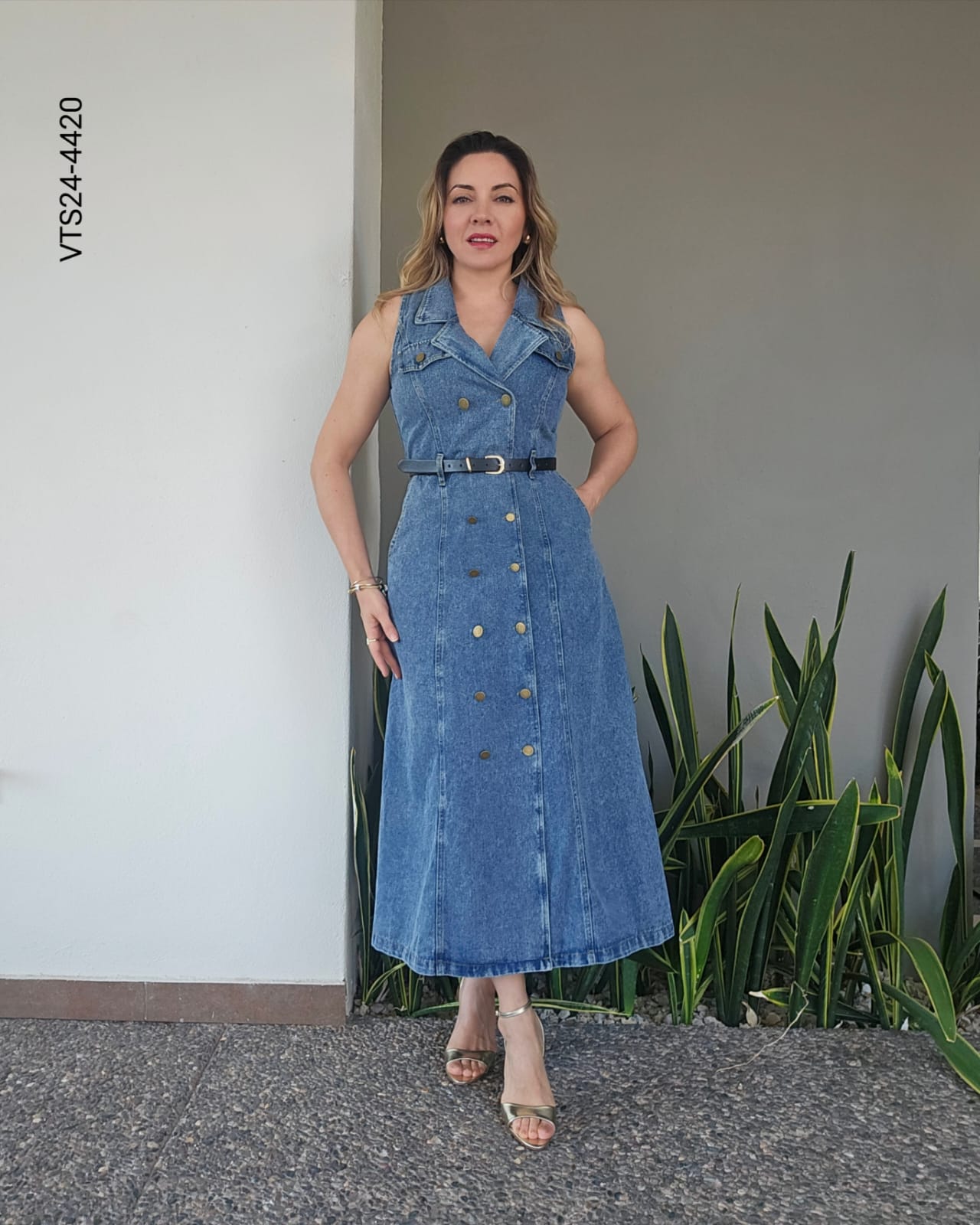 Vestido largo  de mezclilla con cinto X 4420