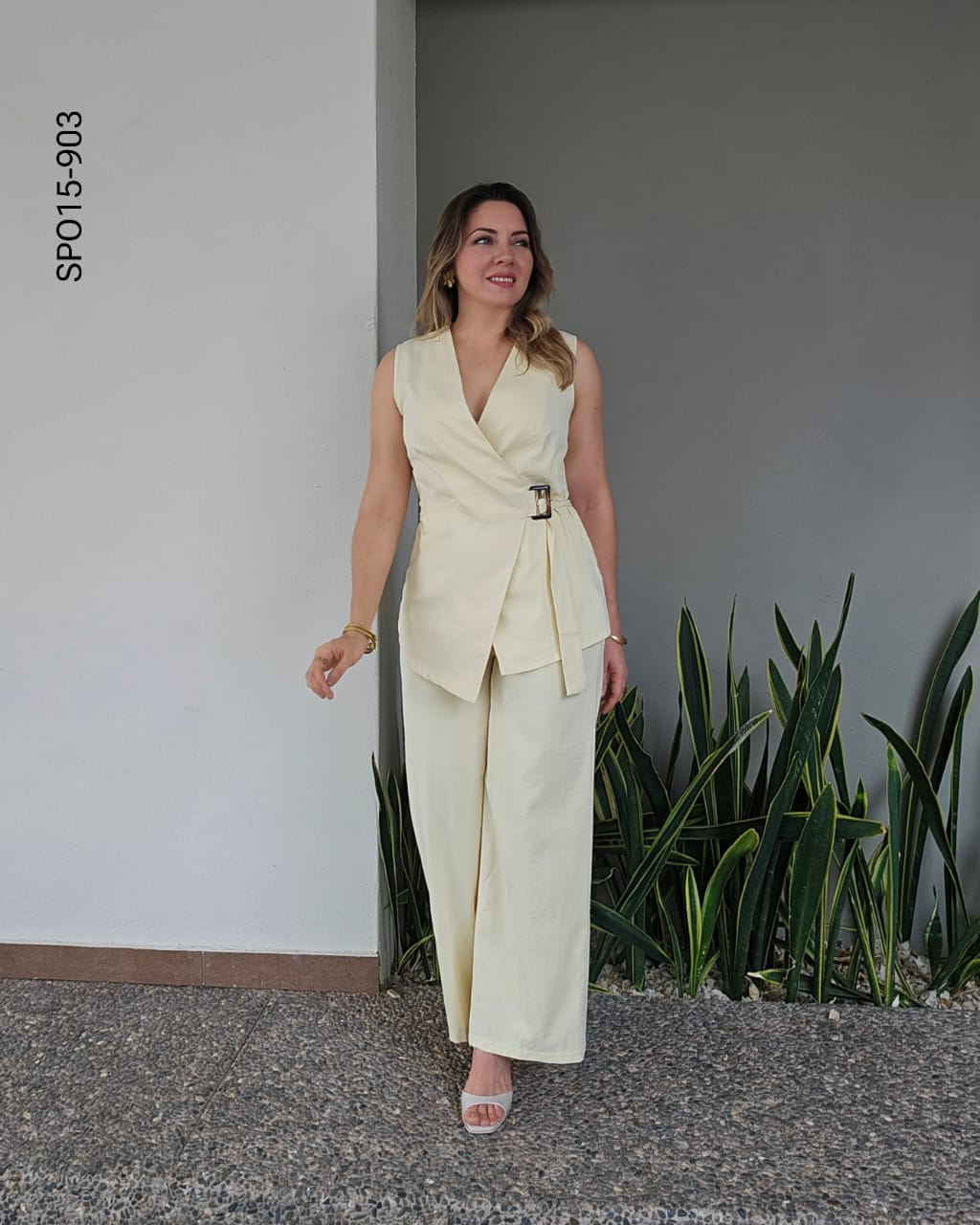 Set de chaleco con hebilla dorada y pantalón O 903