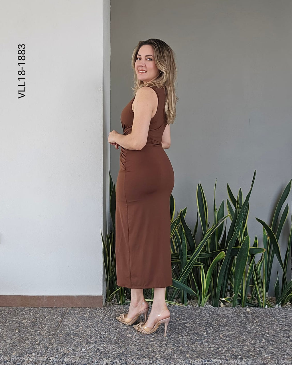 Vestido midi escote en V broche dorado R 1883