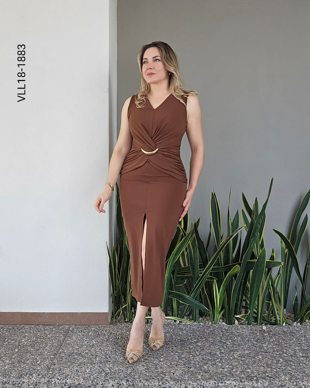 Vestido midi escote en V broche dorado R 1883
