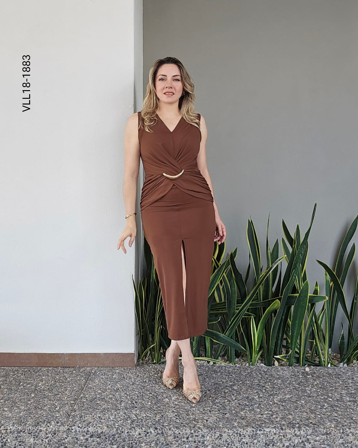 Vestido midi escote en V broche dorado R 1883