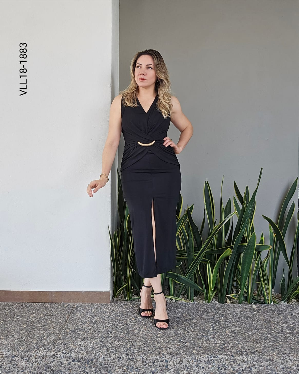 Vestido midi escote en V broche dorado R 1883