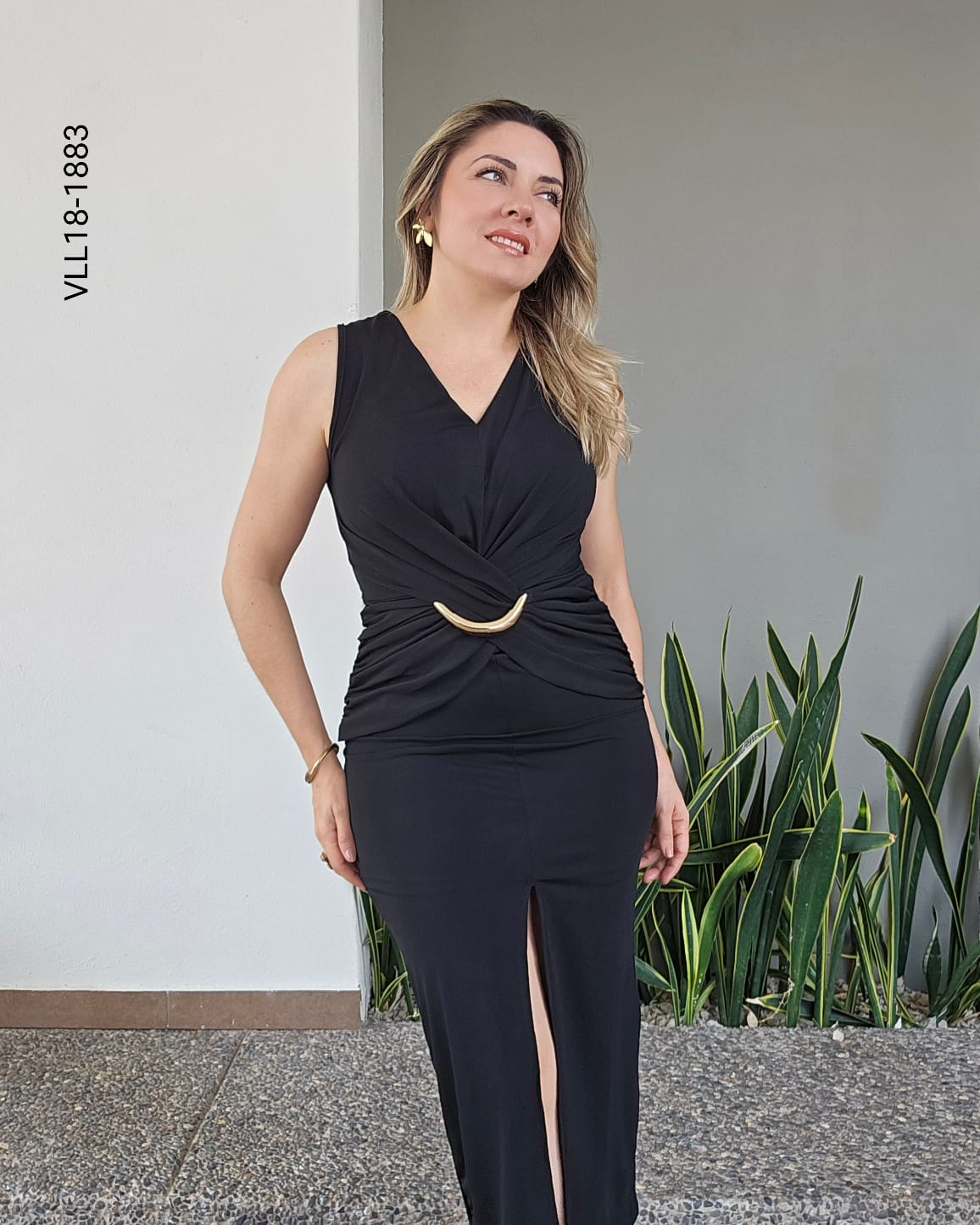 Vestido midi escote en V broche dorado R 1883