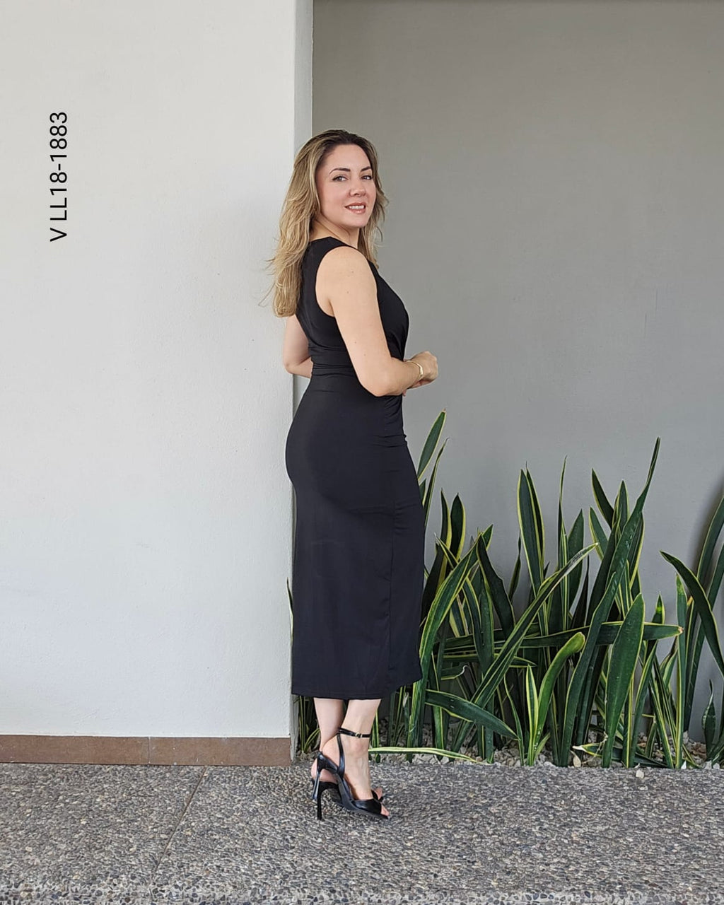 Vestido midi escote en V broche dorado R 1883