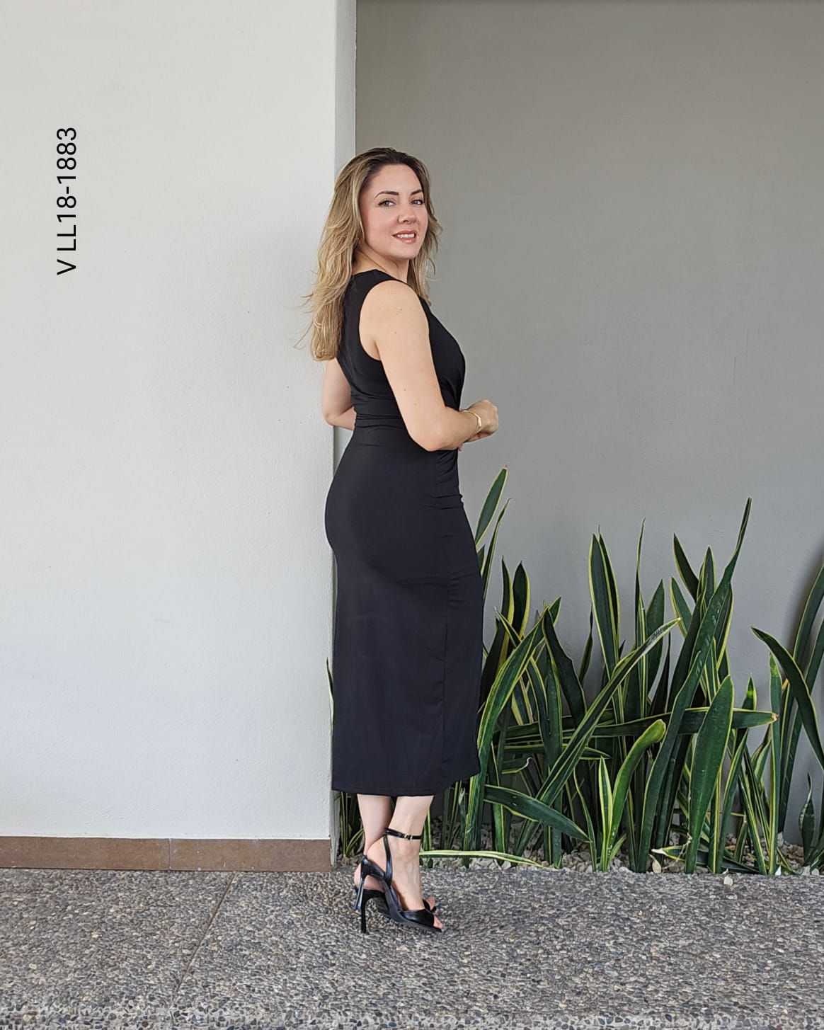 Vestido midi escote en V broche dorado R 1883