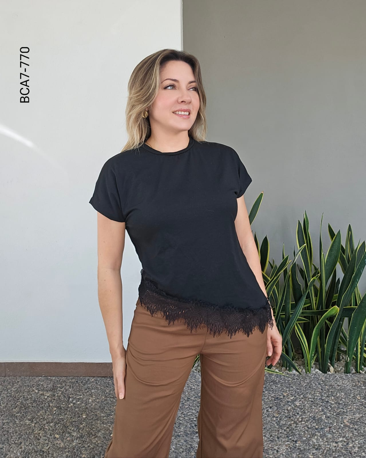 Blusa casual detalle en encaje cuello redondo  G 770