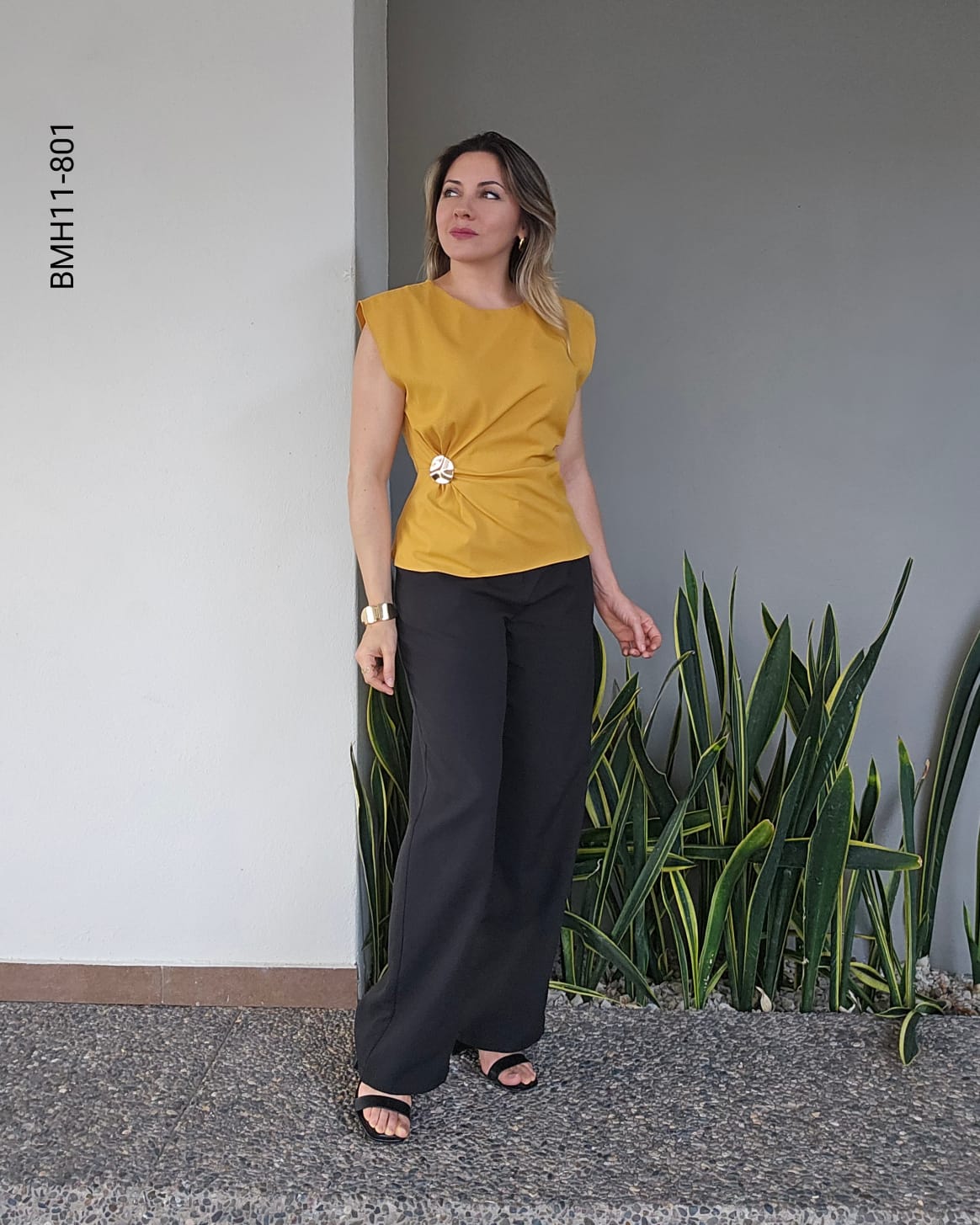 Blusa cullo cerrado sin mangas con broche K 801