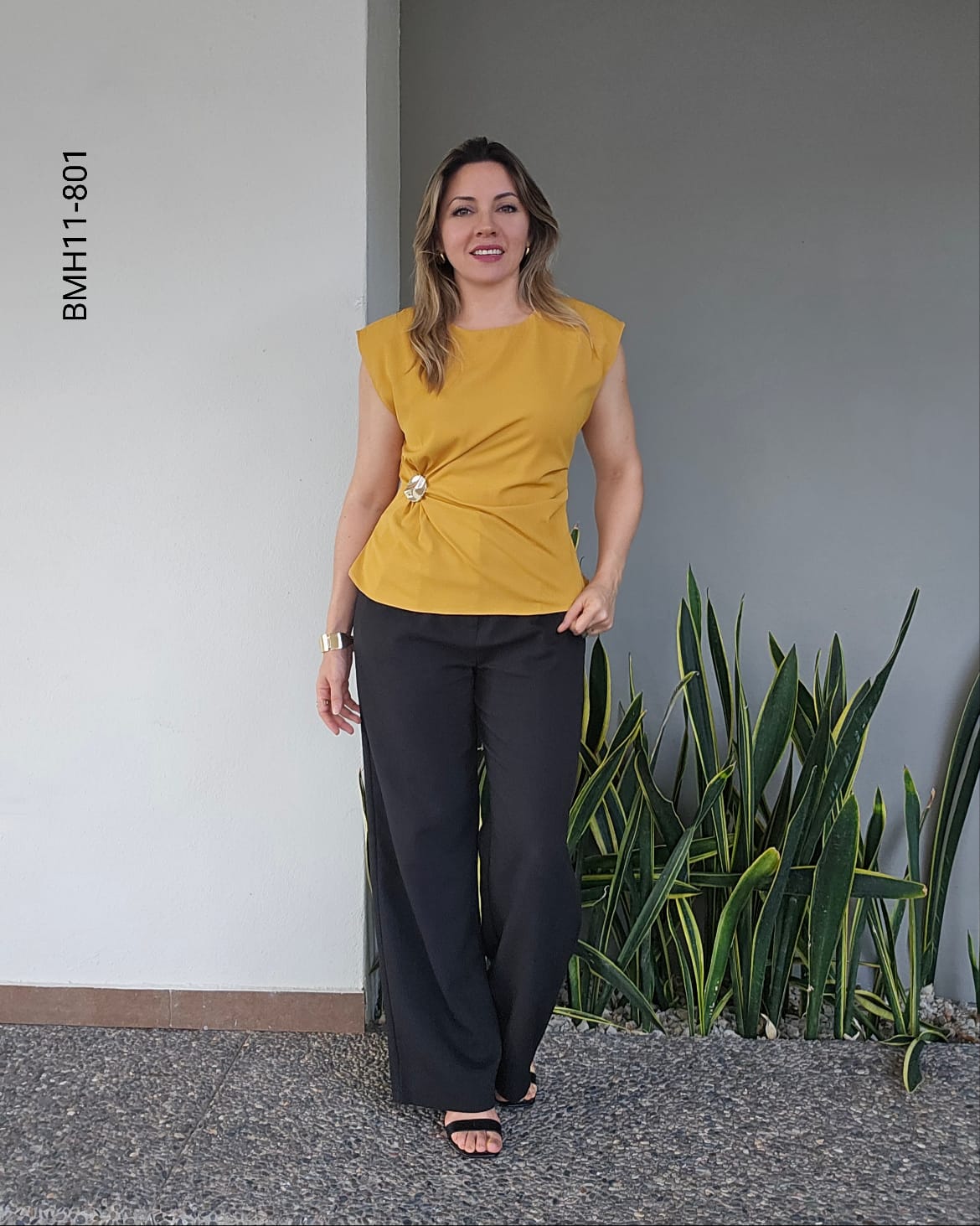 Blusa cullo cerrado sin mangas con broche K 801