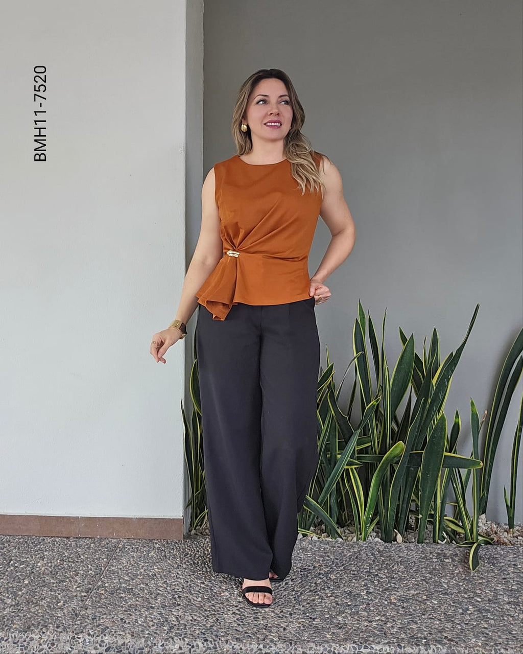 Blusa drapeado cruzado con herraje dorado K 7520