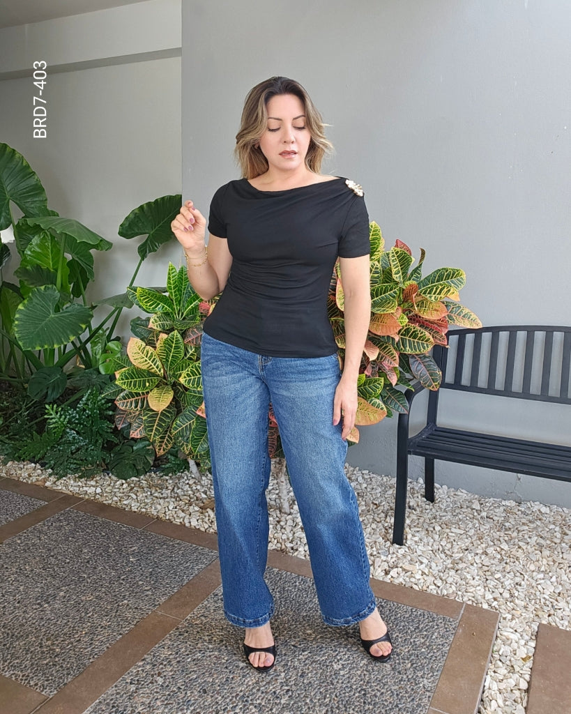 Blusa Drapeada con Broche en Hombro  G 403