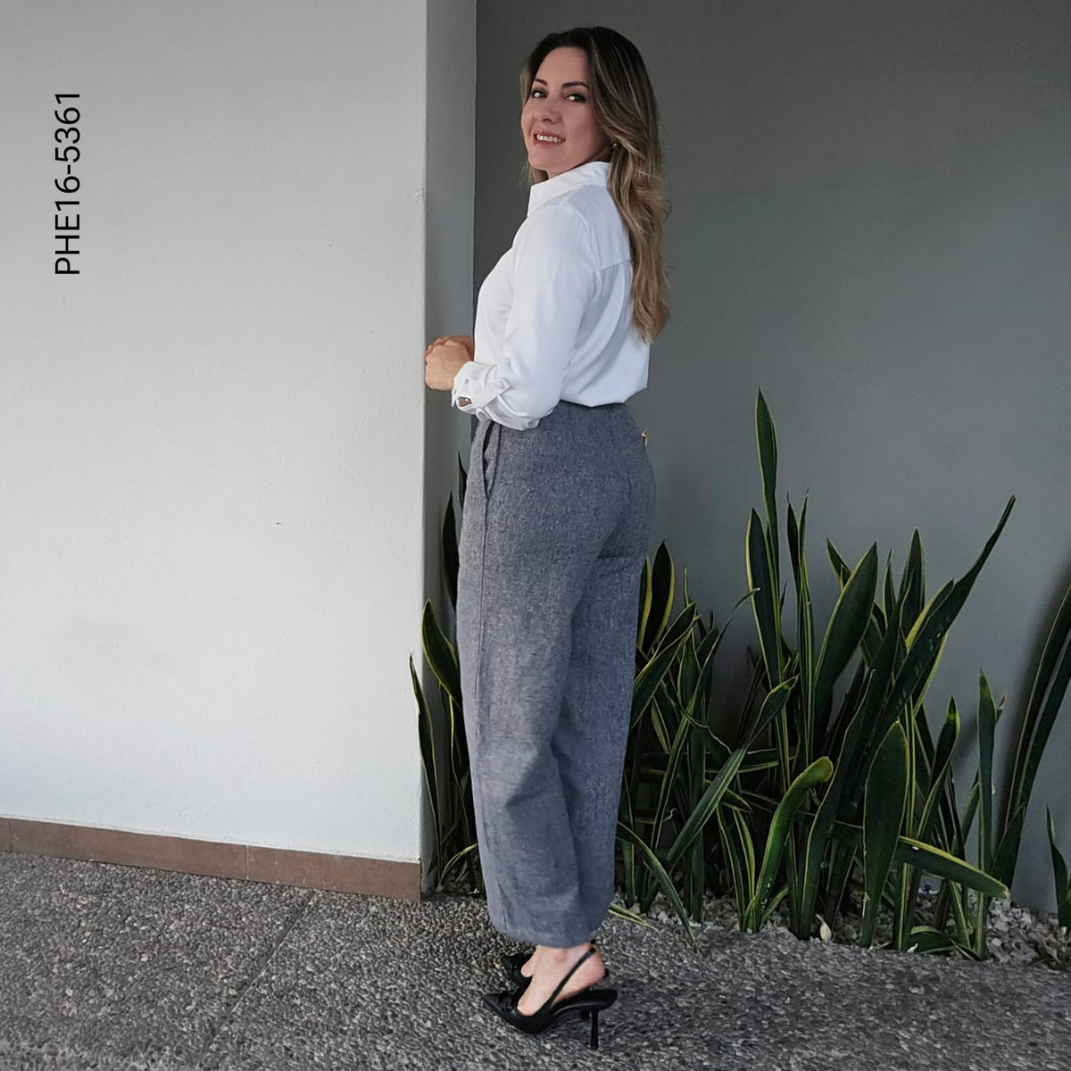 Pantalón de vestir gris con textura P 5361