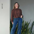 Blusa Satinada de Cuello Alto con Pliegues Cruzados K 637