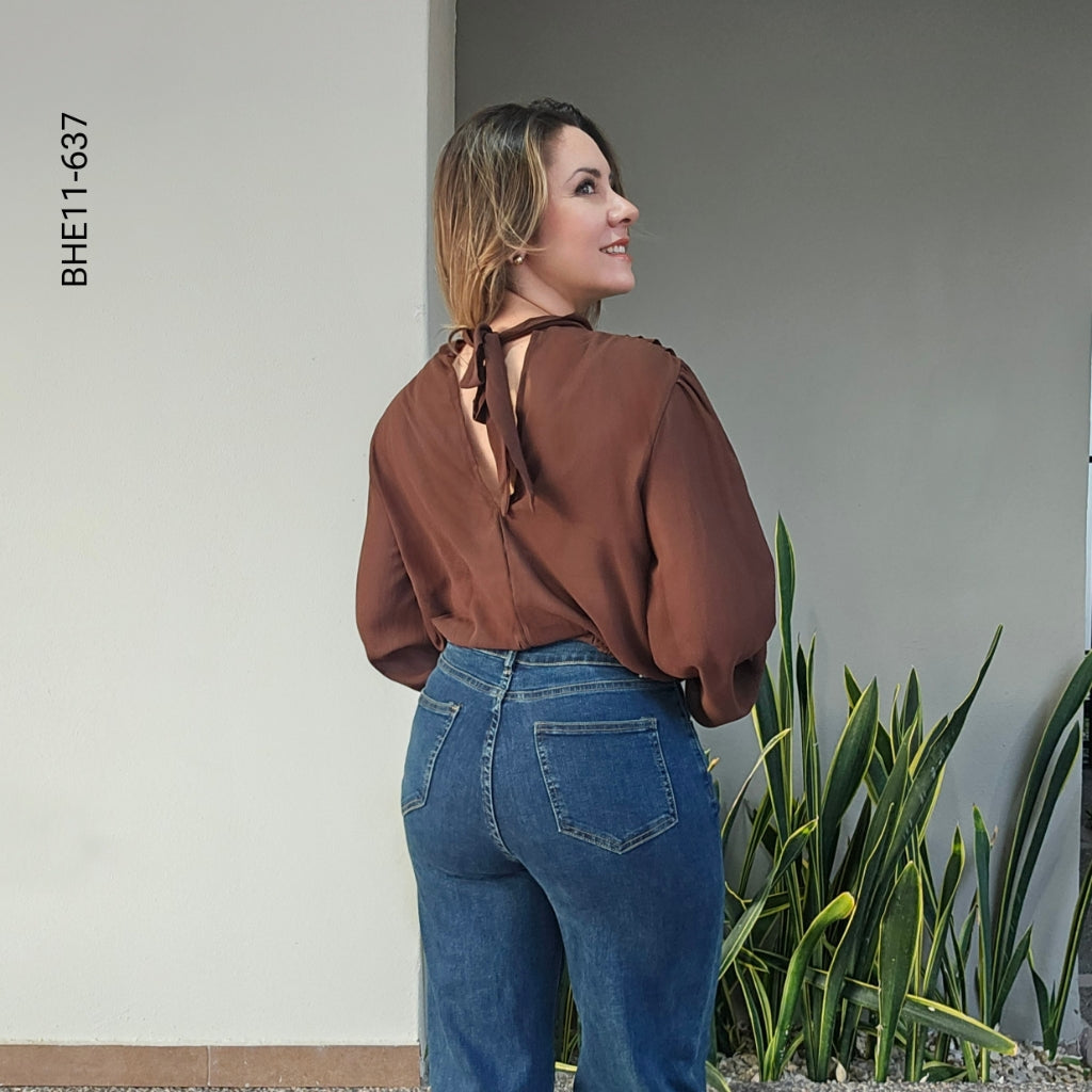 Blusa Satinada de Cuello Alto con Pliegues Cruzados K 637