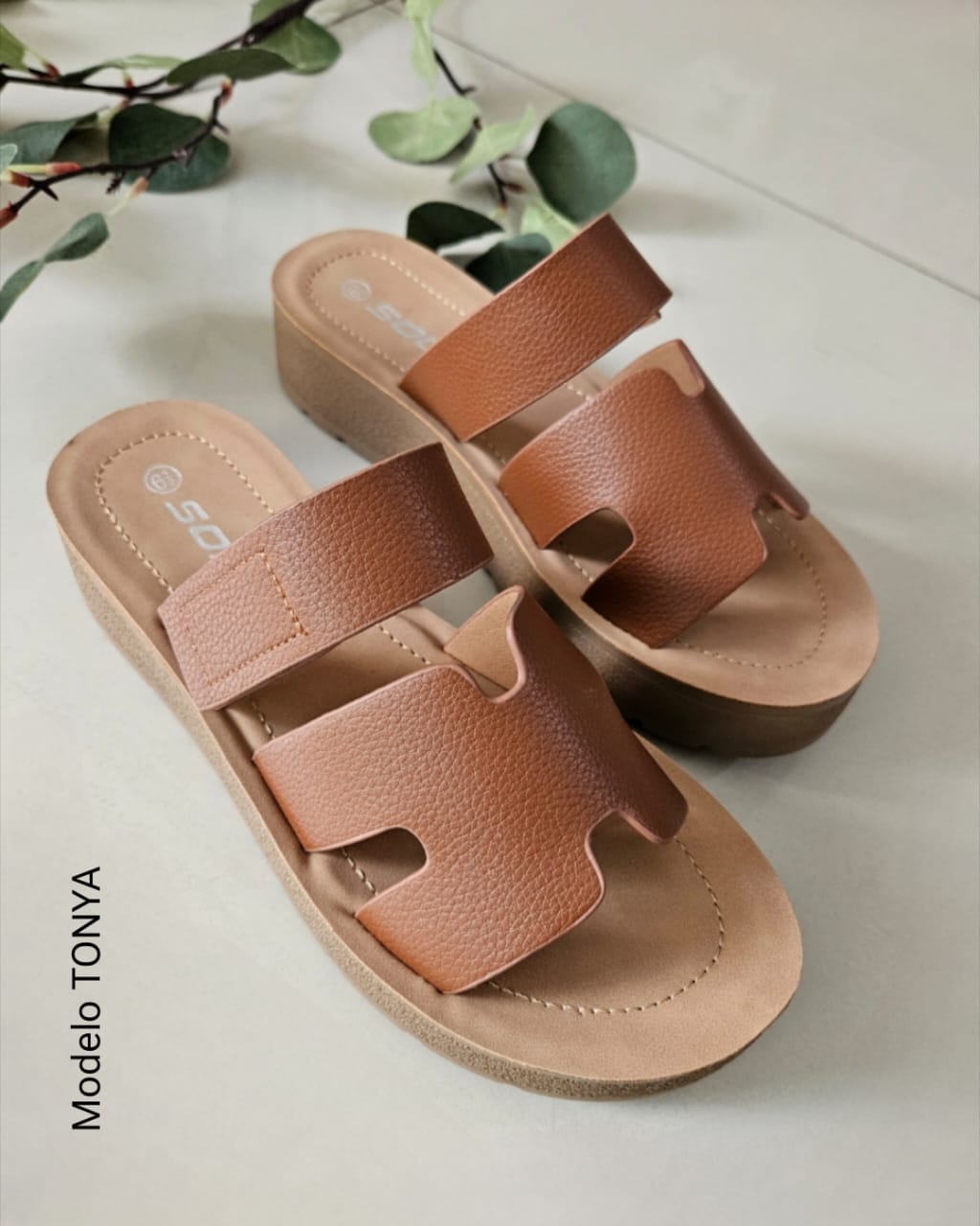 Sandalia con detalle H TONYA