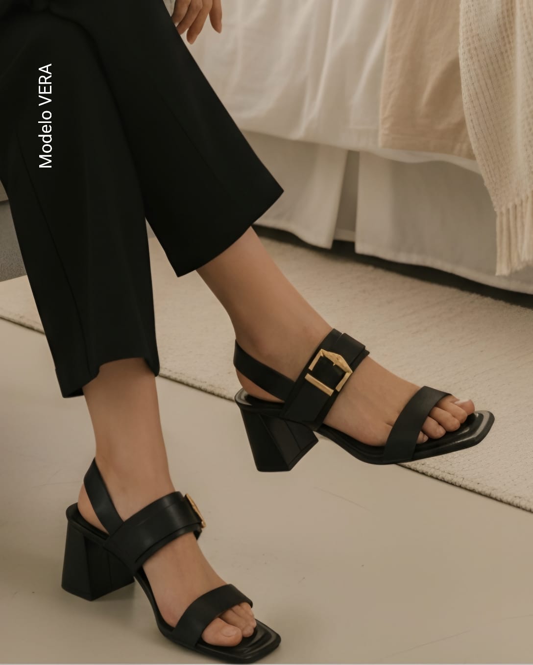 Zapatilla hebilla dorada y tacon ancho VERA