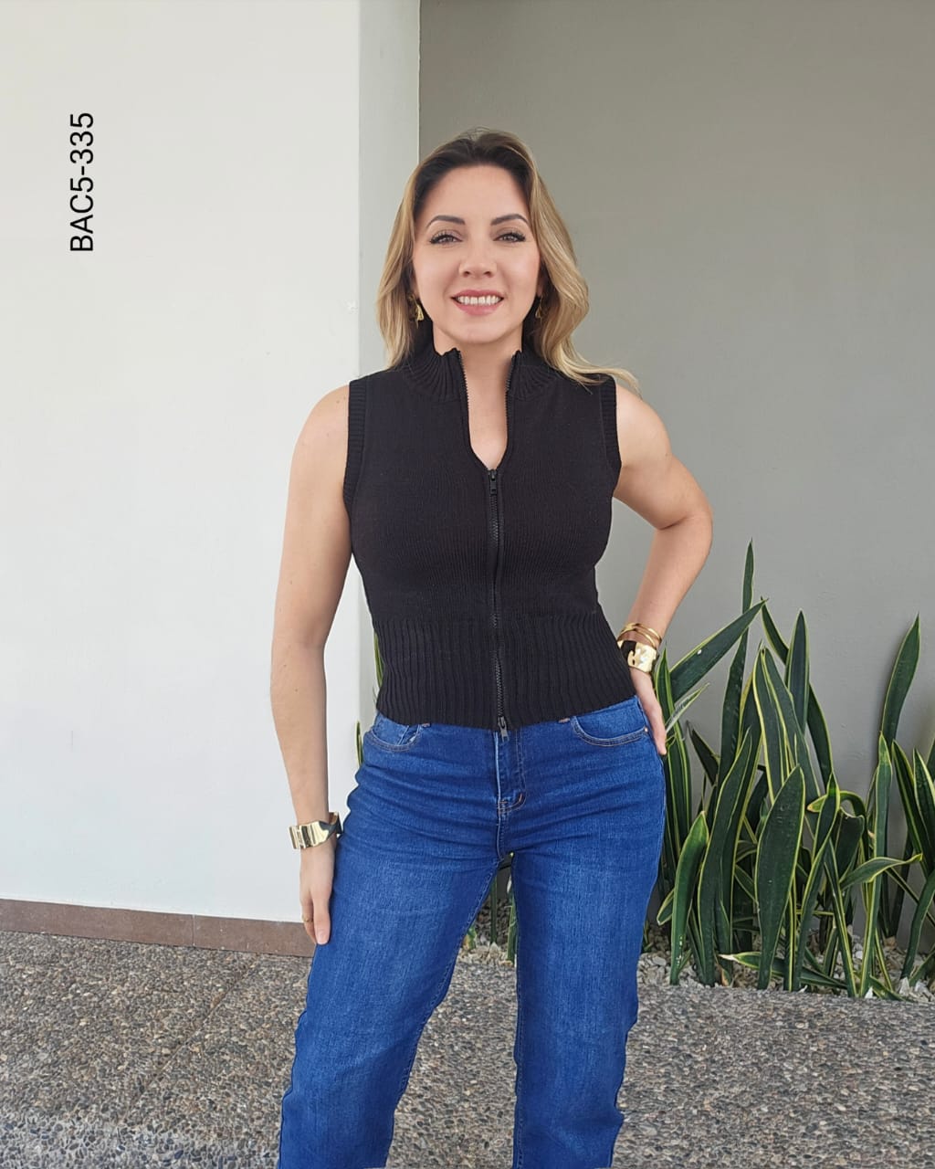 Blusa top cuello alto cierre frontal E 335