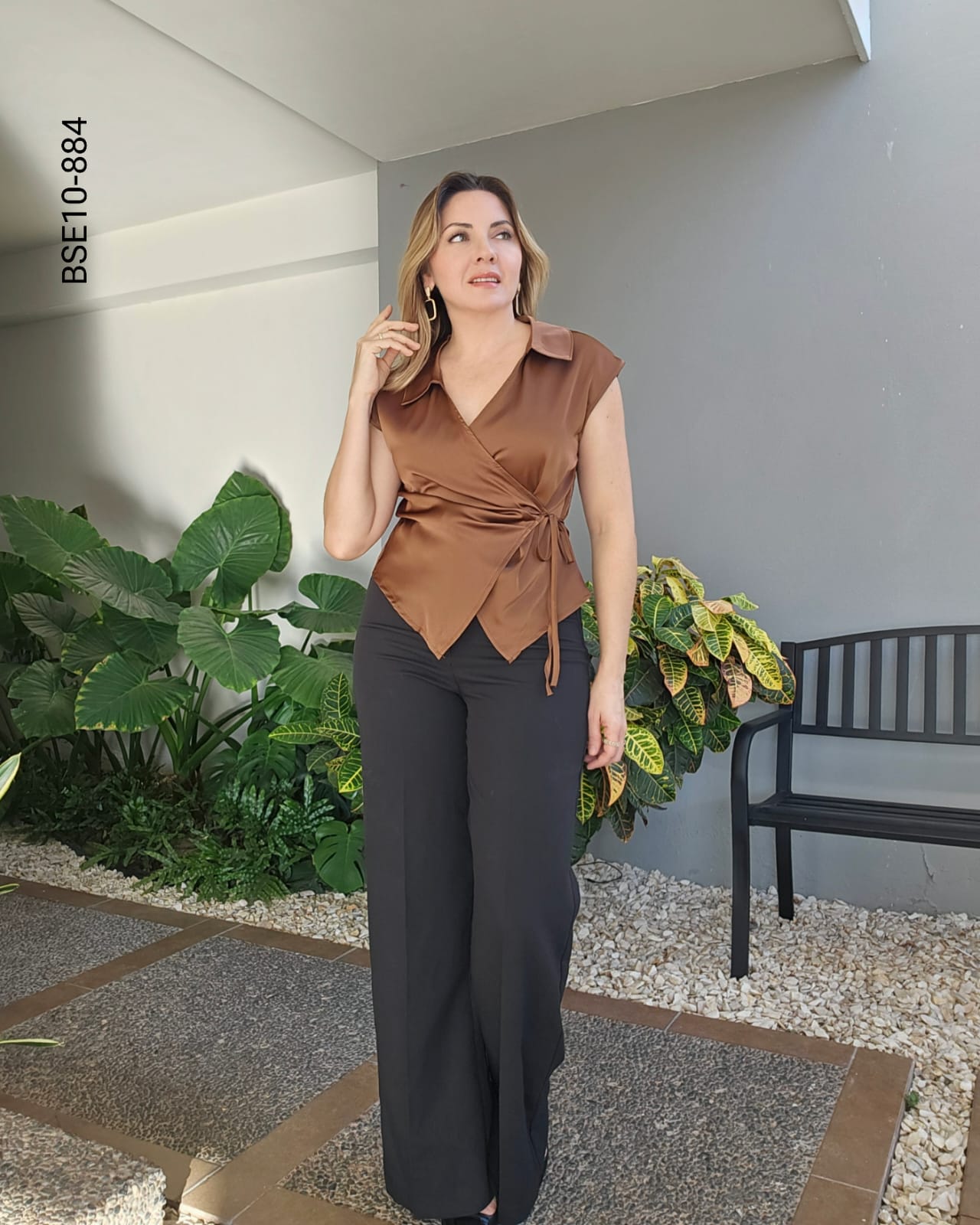 Blusa diseño cruzado sin mangas  J 884