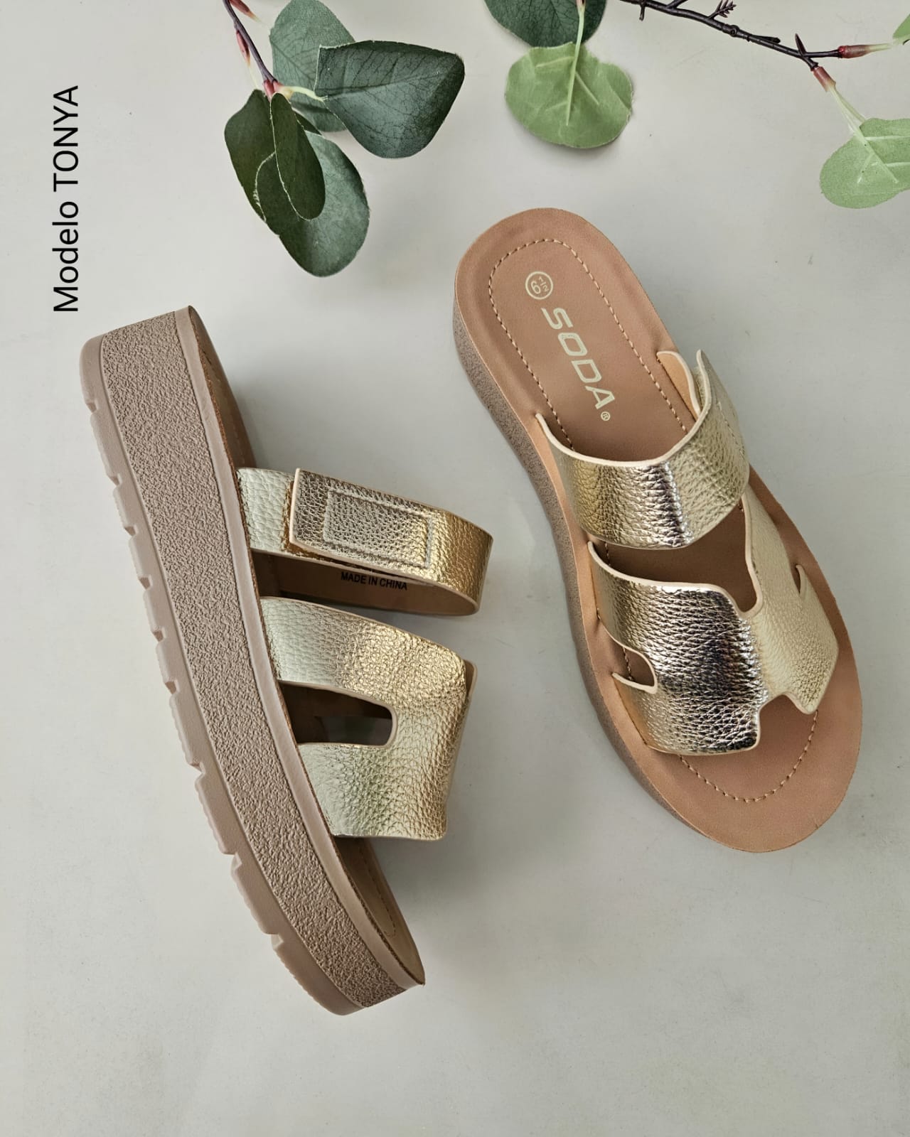 Sandalia con detalle H TONYA
