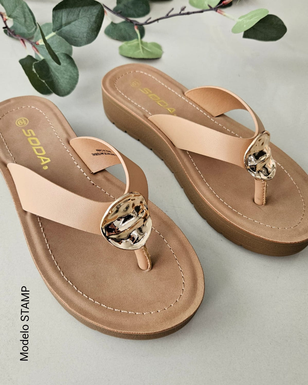 Sandalia de piso hebilla dorada STAMP