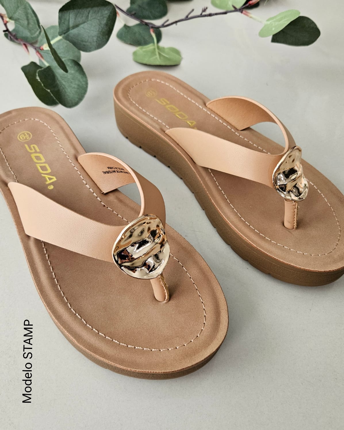 Sandalia de piso hebilla dorada STAMP